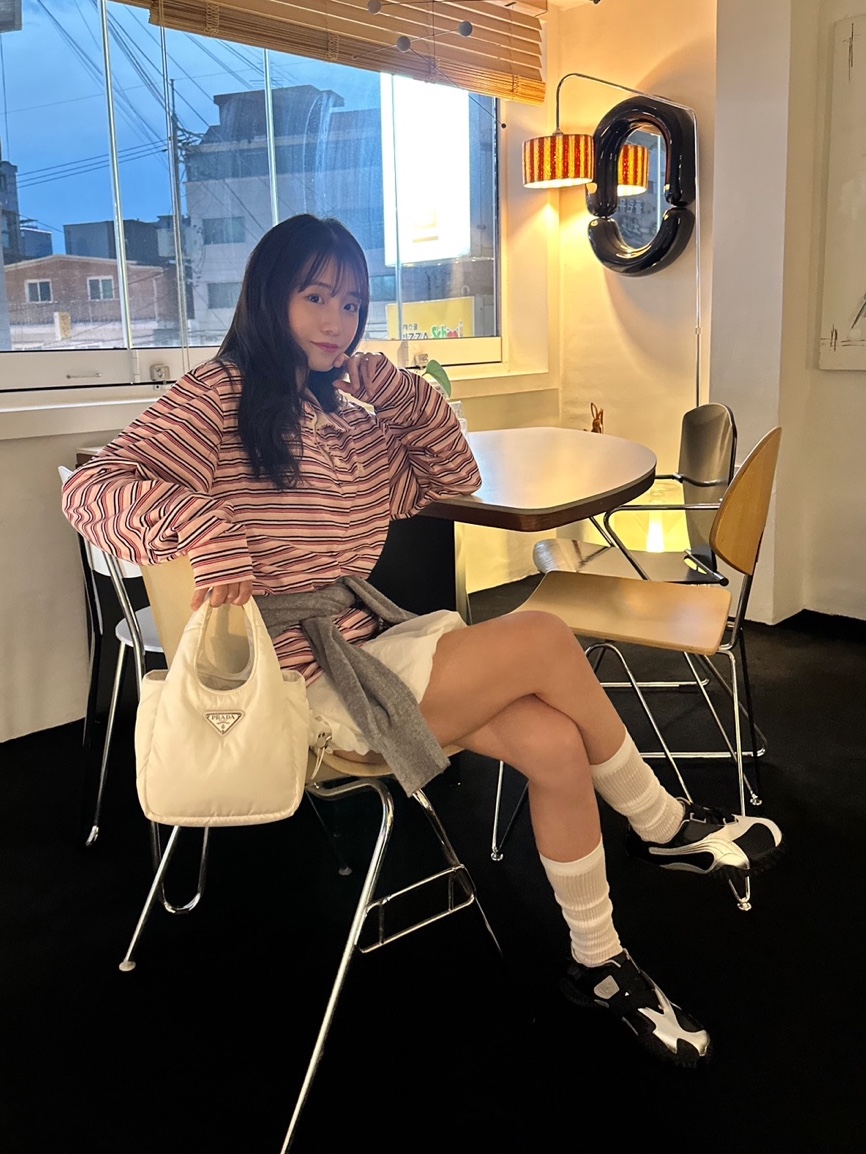 (W) Puma Mostro Power & Grace Puma Black Matte Silver, Prada Soft Padded Re-Nylon Mini Bag White 착용 스타일 - 4