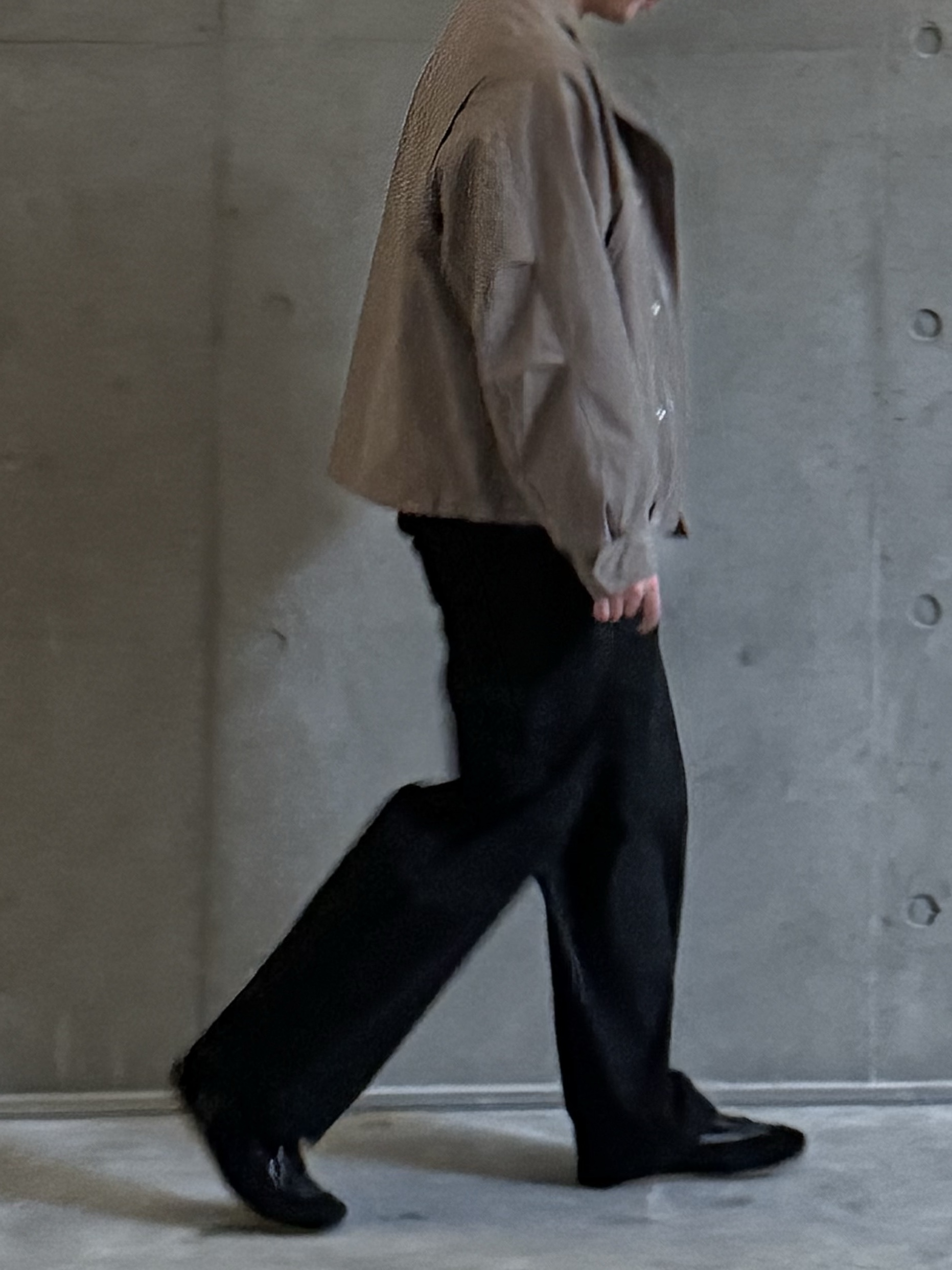 COS Minimal Suede Trainers Black, (W) COS Minimal Suede Trainers Black 착용 스타일 - 2