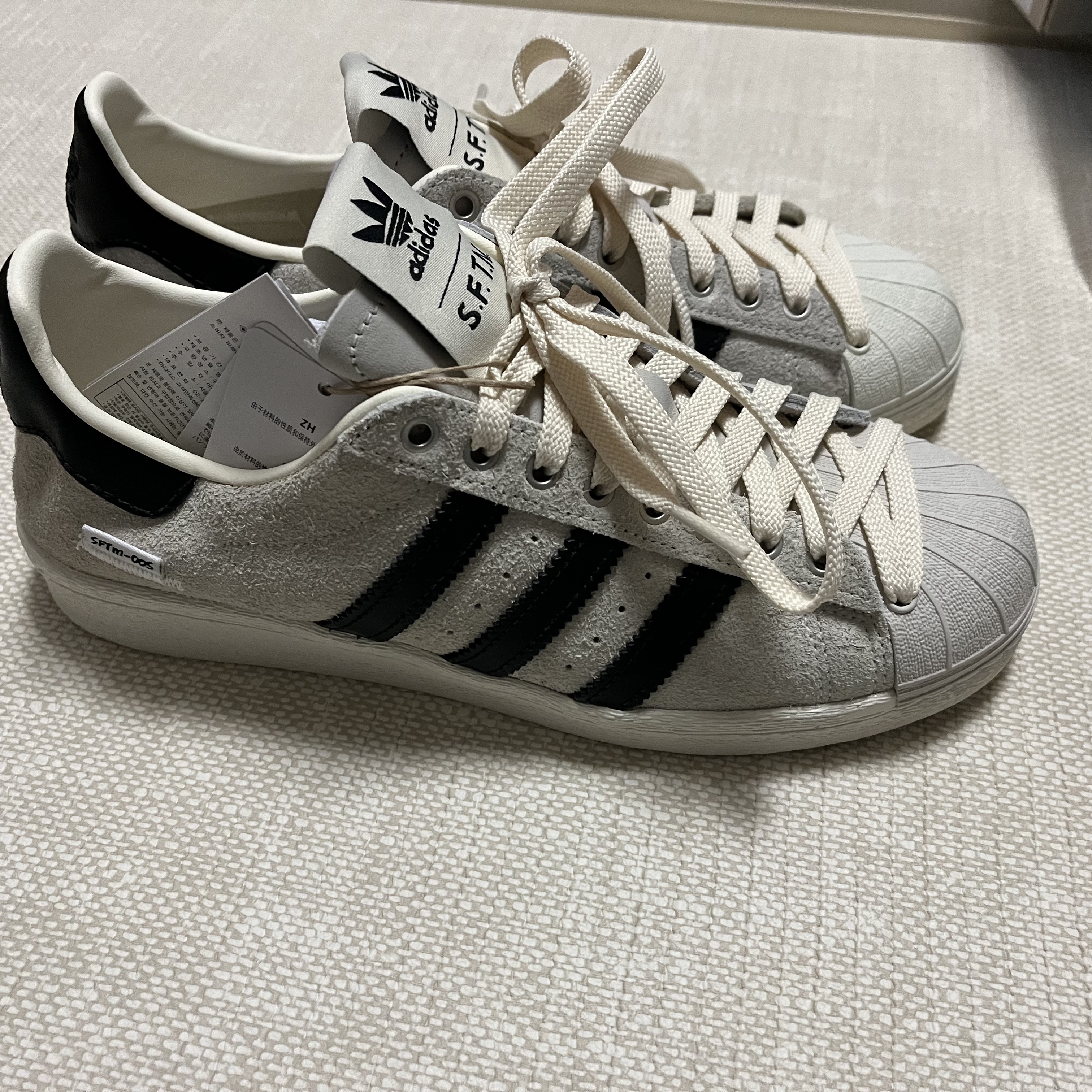 Adidas x Song for the Mute Superstar 82 Cream White Core Black 착용 스타일 - 1