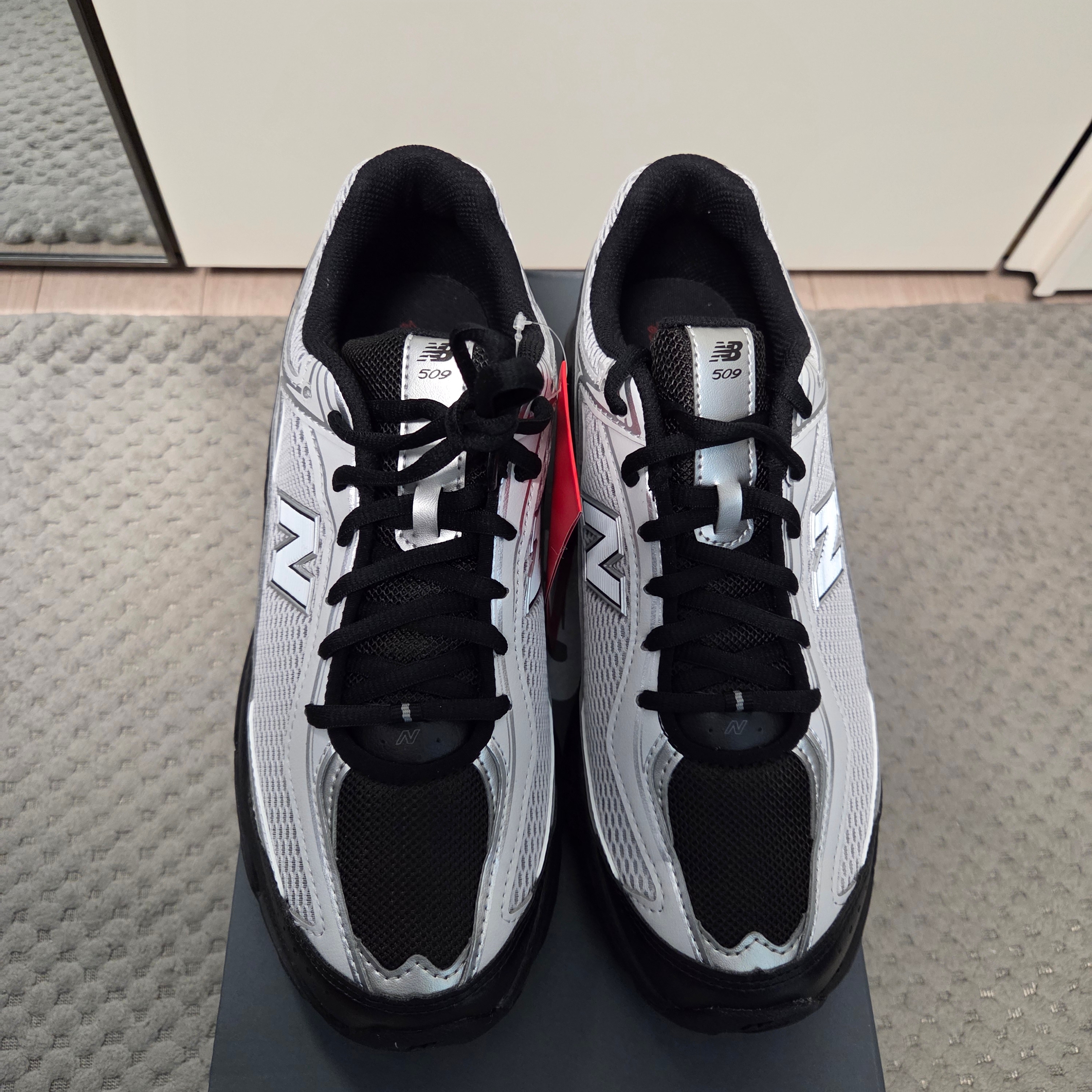 New Balance 509 Black Gray 착용 스타일 - 1