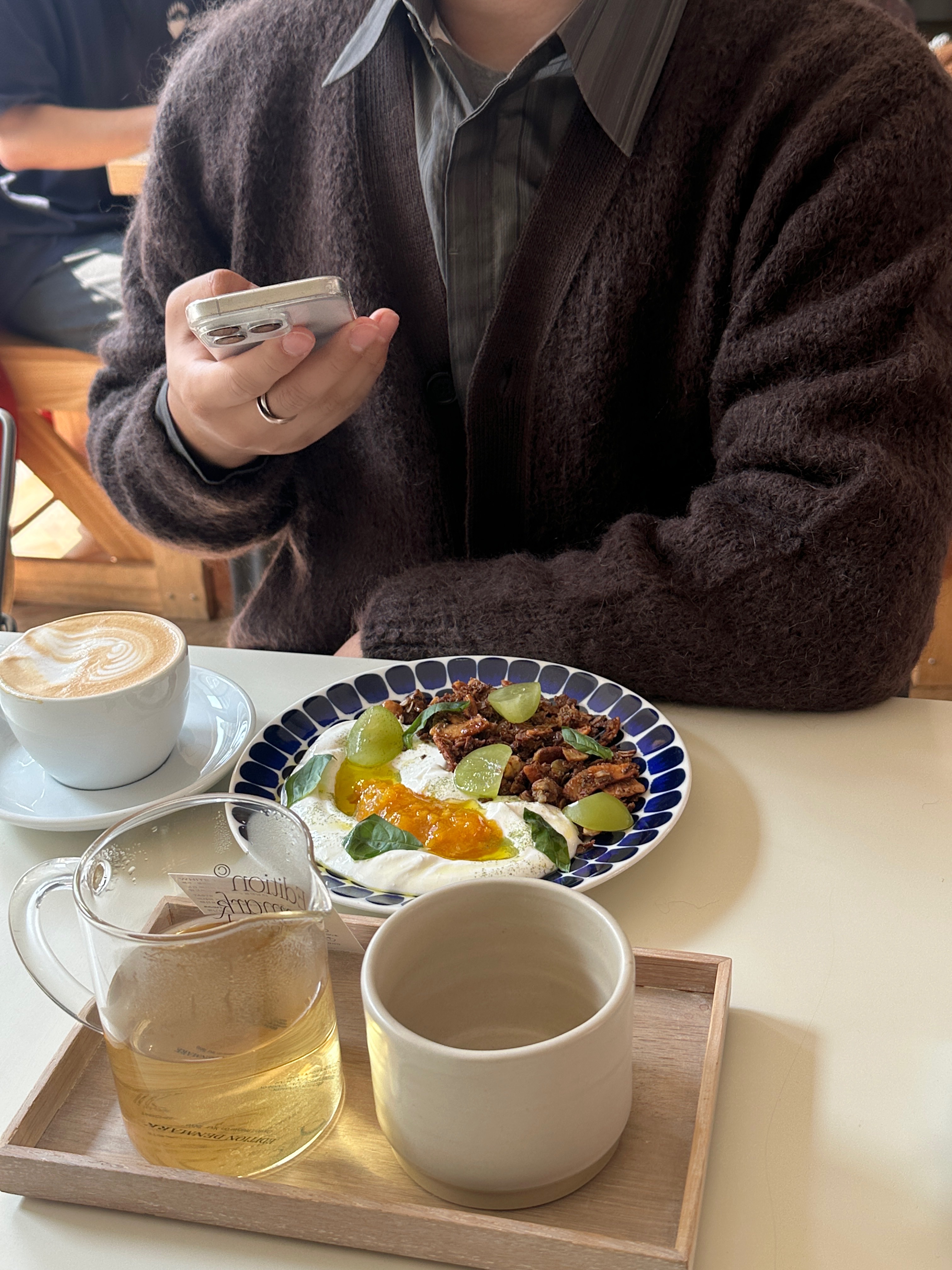 Amomento Grandpa Cardigan Brown - 24FW, BOSE QC Ultra Black (Korean Ver.) 착용 스타일 - 3