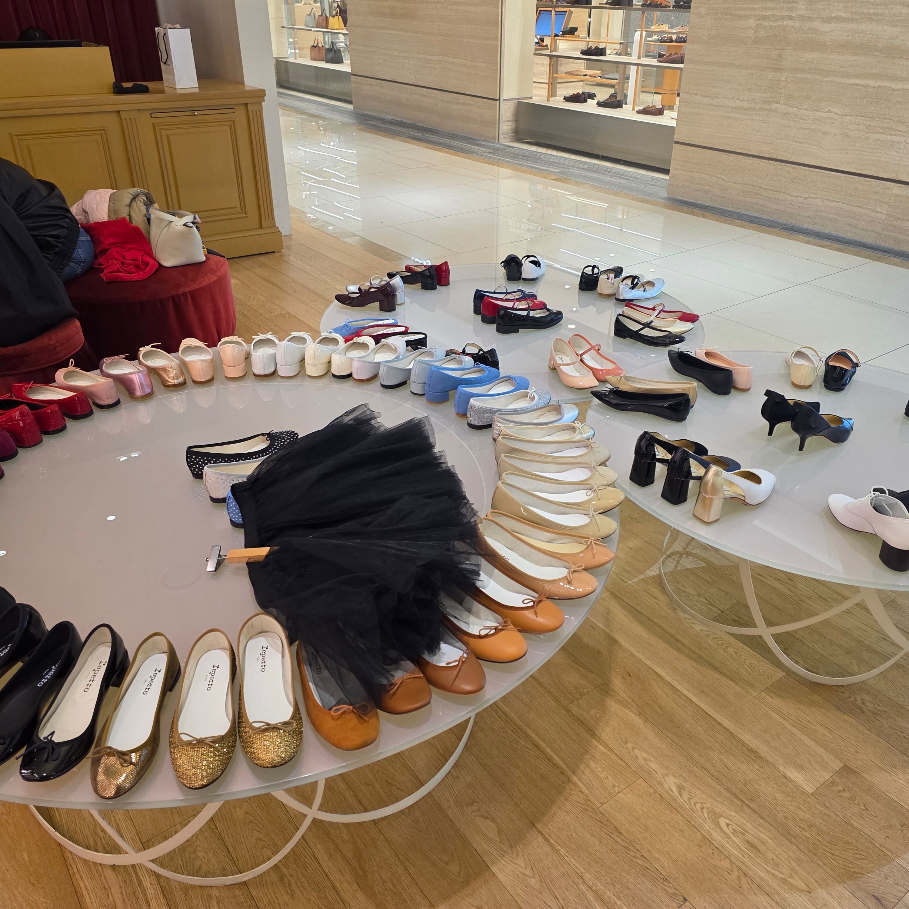 Repetto Medium Glide Duffle Bag Black, (W) Repetto Camille Calfskin Leather Ballerinas Flammy Red 착용 스타일 - 2