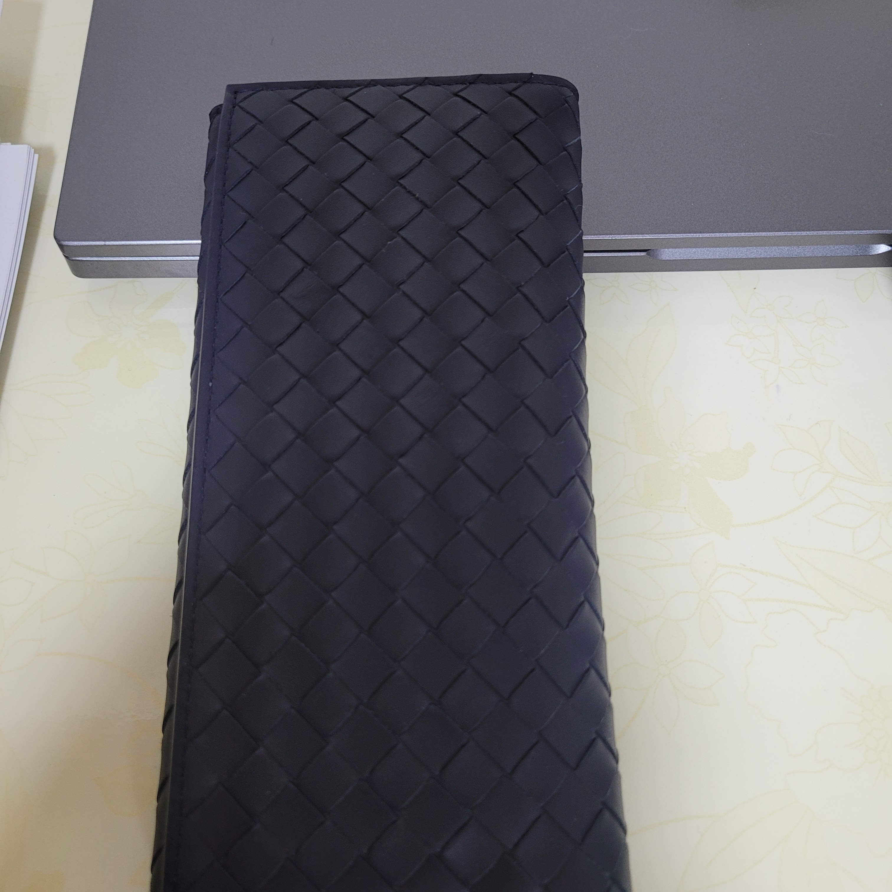 Bottega Veneta Continental Long Wallet Navy 착용 스타일