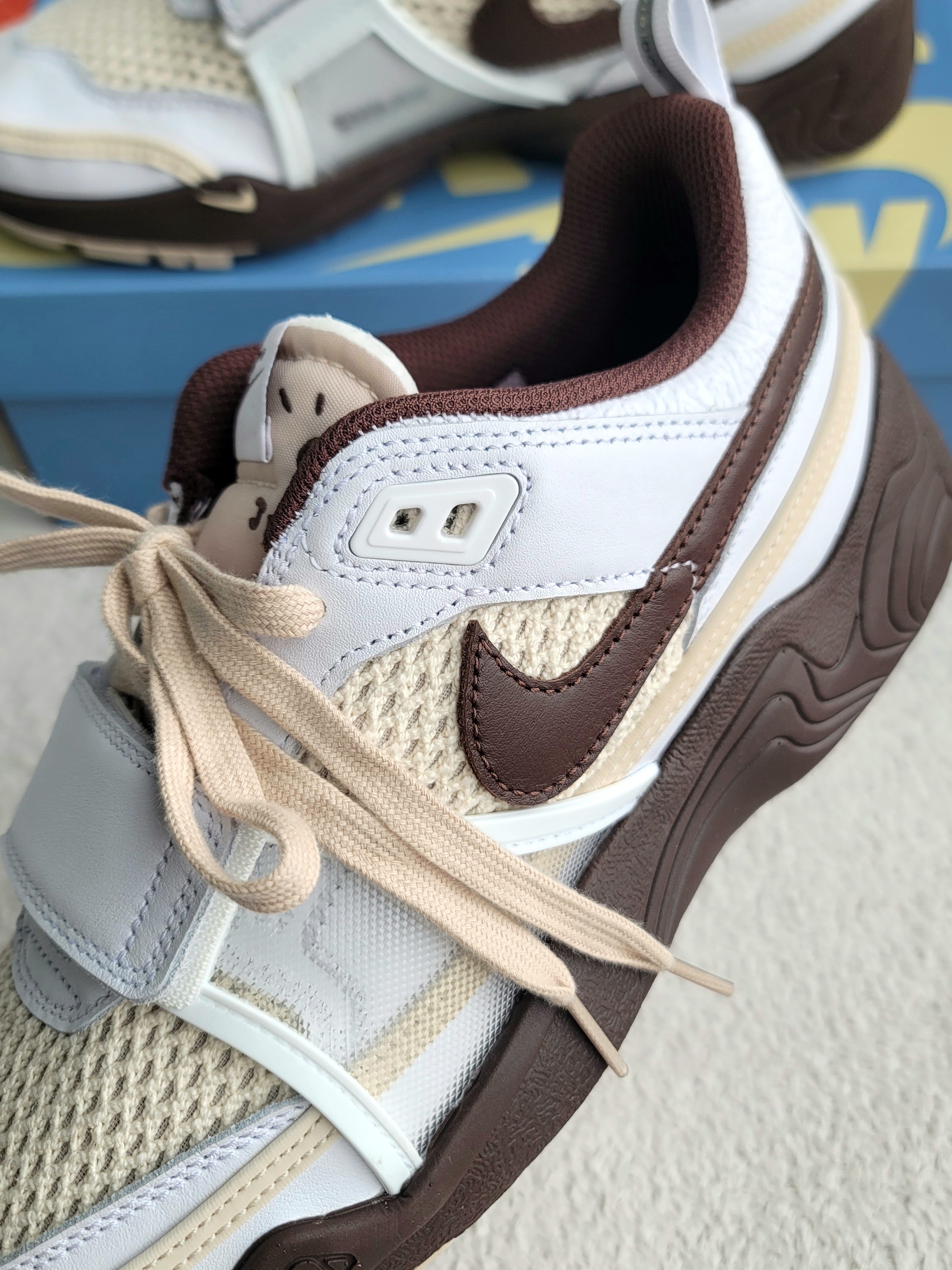 Nike x Travis Scott Zoom Field Jaxx White and Light Chocolate 착용 스타일 - 2