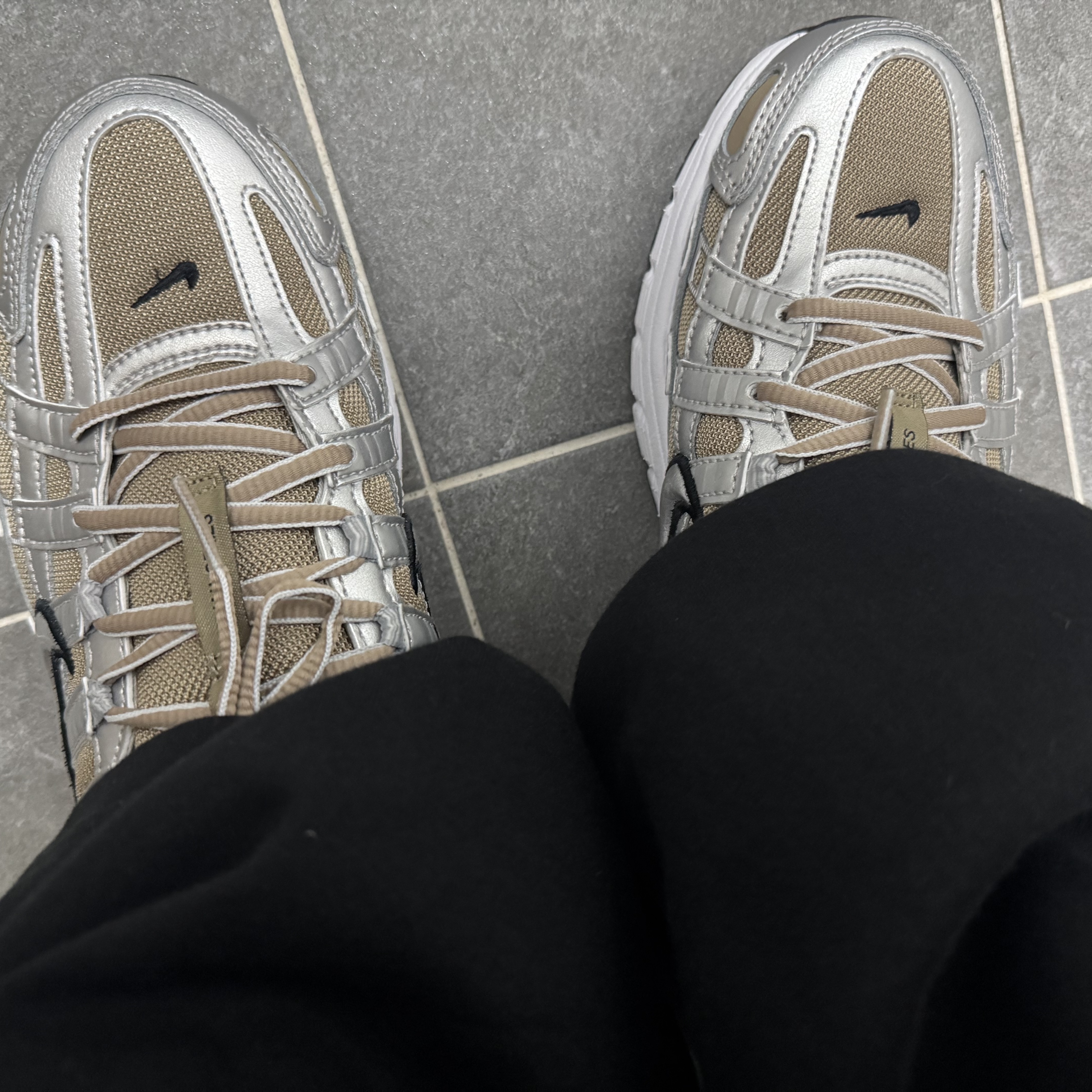 Nike P-6000 Khaki Metallic Platinum 착용 스타일
