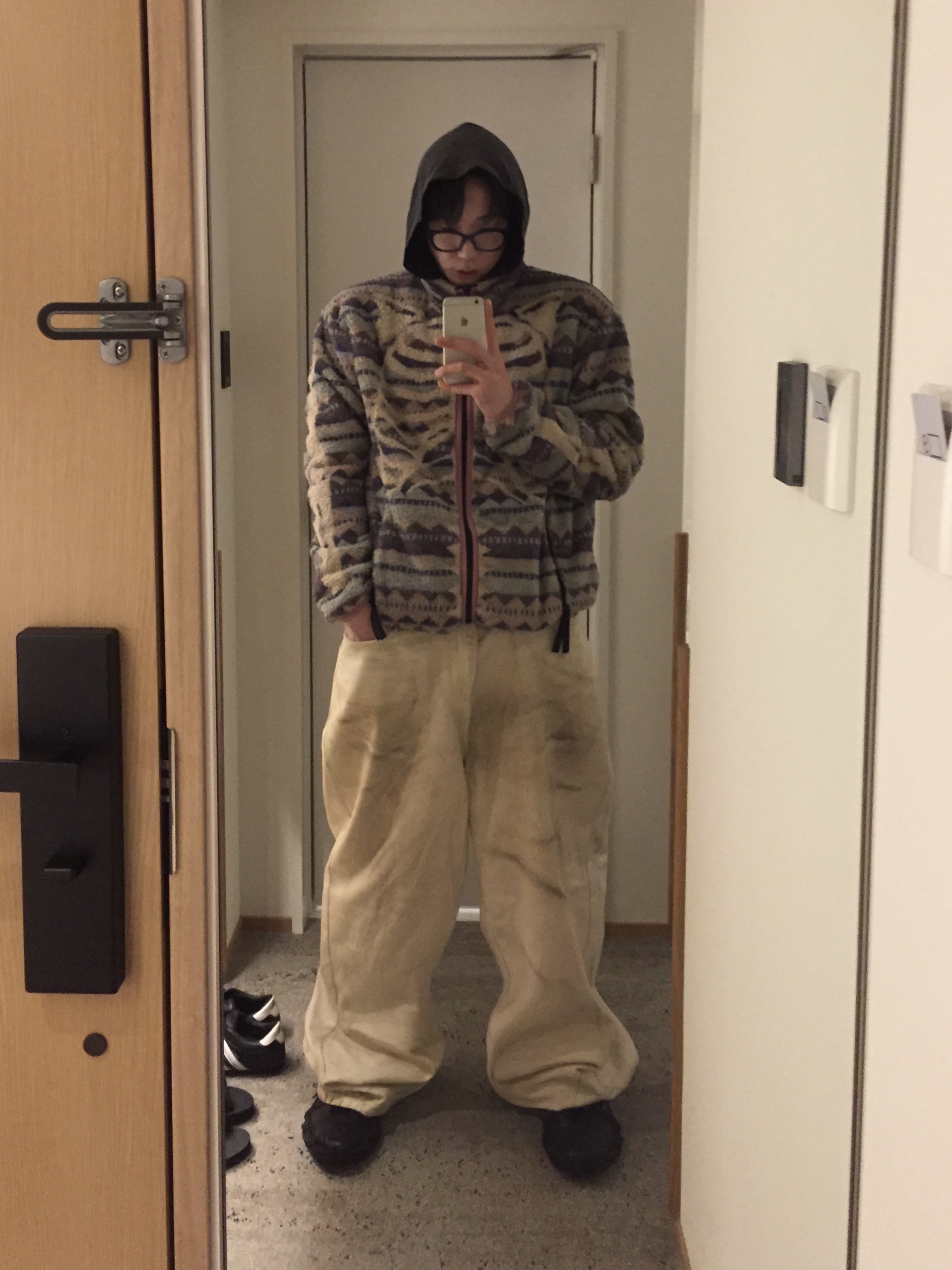 발렌시아가 먼데이 슈 블랙, 캐피탈 애슐랜드 스트라이프 앤 본 플리스 집 블루종 퍼플 착용 스타일 - 1