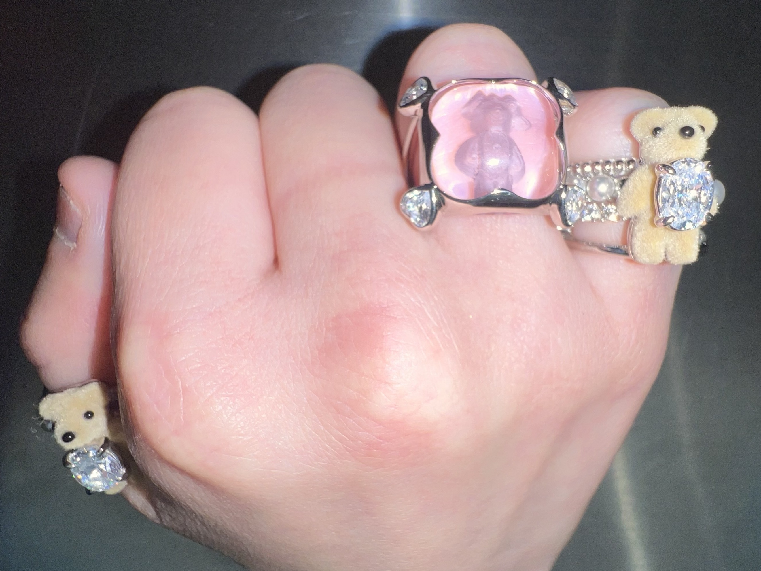 Yvmin Crystal Bear Four Claw Ring Pink - 25SS, Yvmin Mini Pearlescent Bear Multi Layered Ring White - 25SS 착용 스타일 - 1