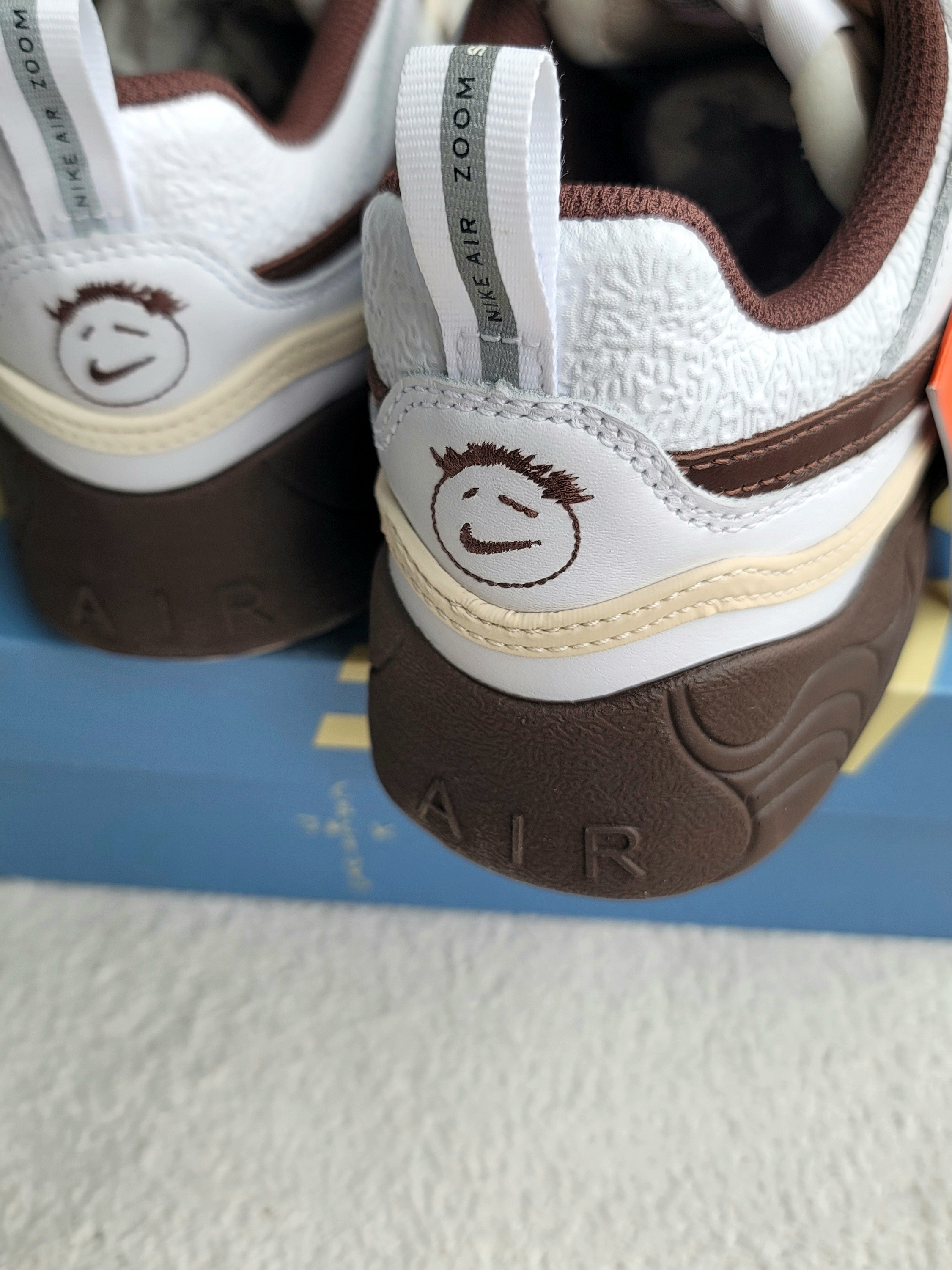 Nike x Travis Scott Zoom Field Jaxx White and Light Chocolate 착용 스타일 - 3