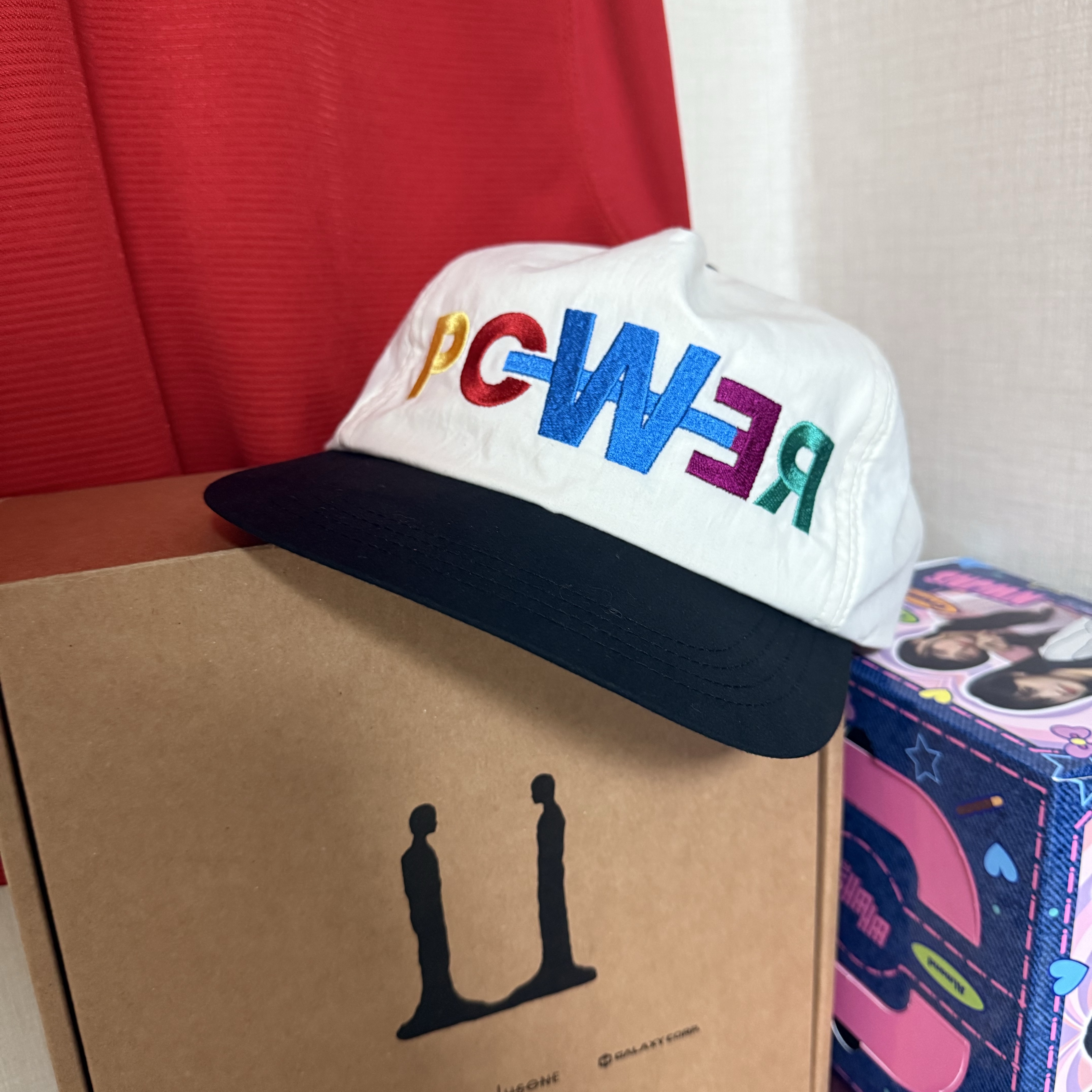 G-DRAGON Power Ball Cap White 착용 스타일