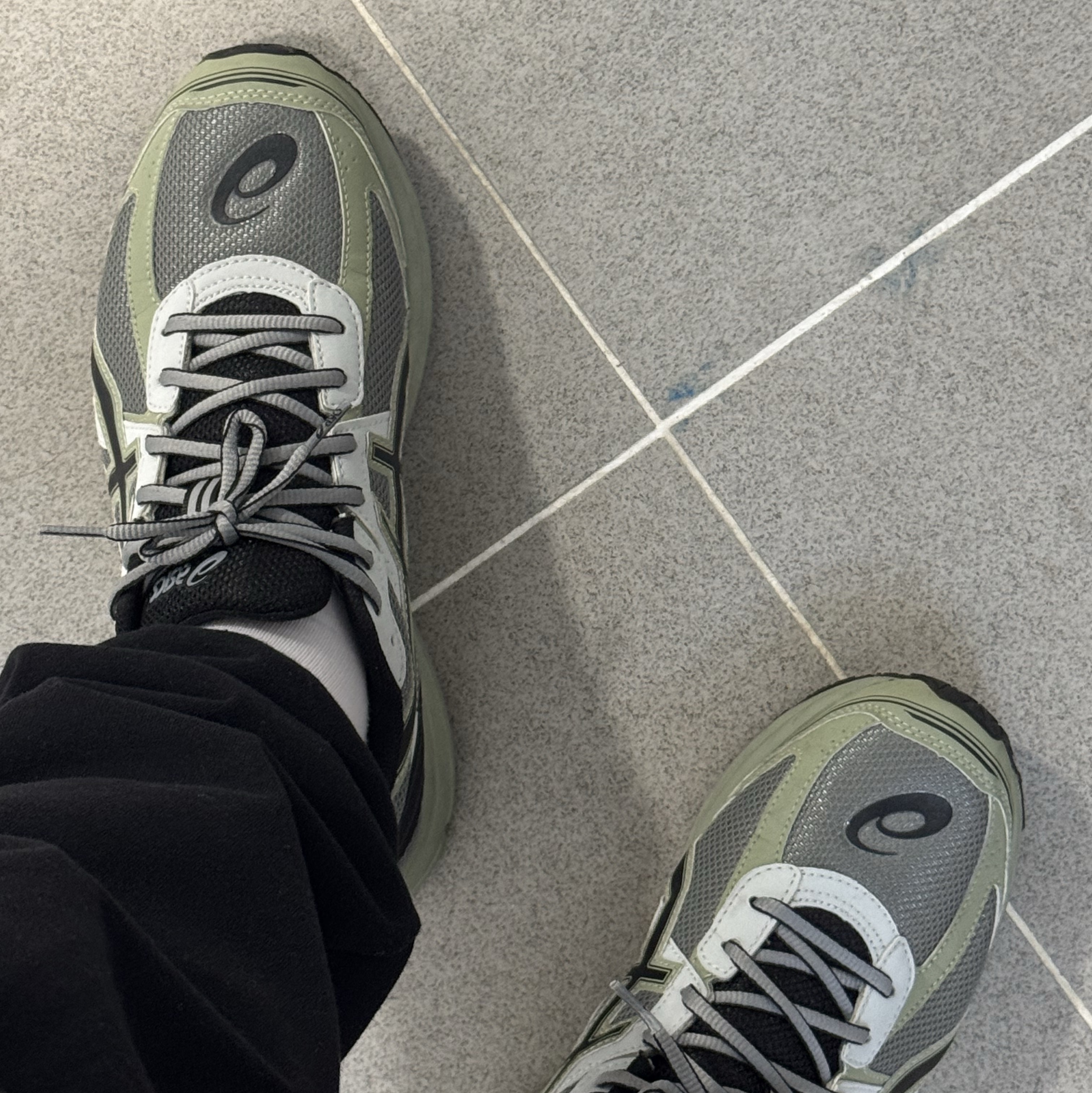Asics Jog 100 S Sheet Rock - 2E Wide 착용 스타일