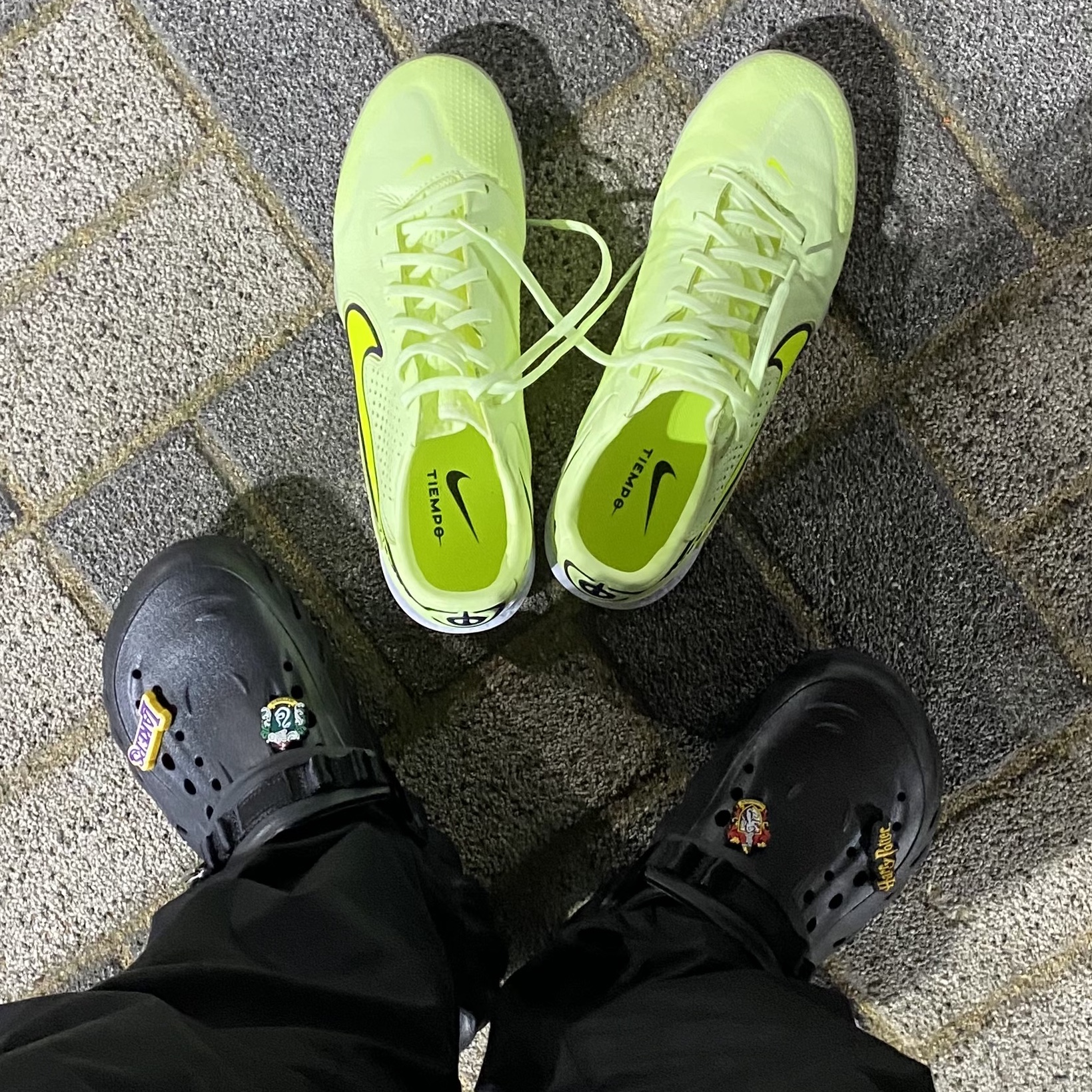 Nike React Tiempo Legend 9 Pro TF Barely Volt, Crocs Echo Clog Black 착용 스타일 - 2