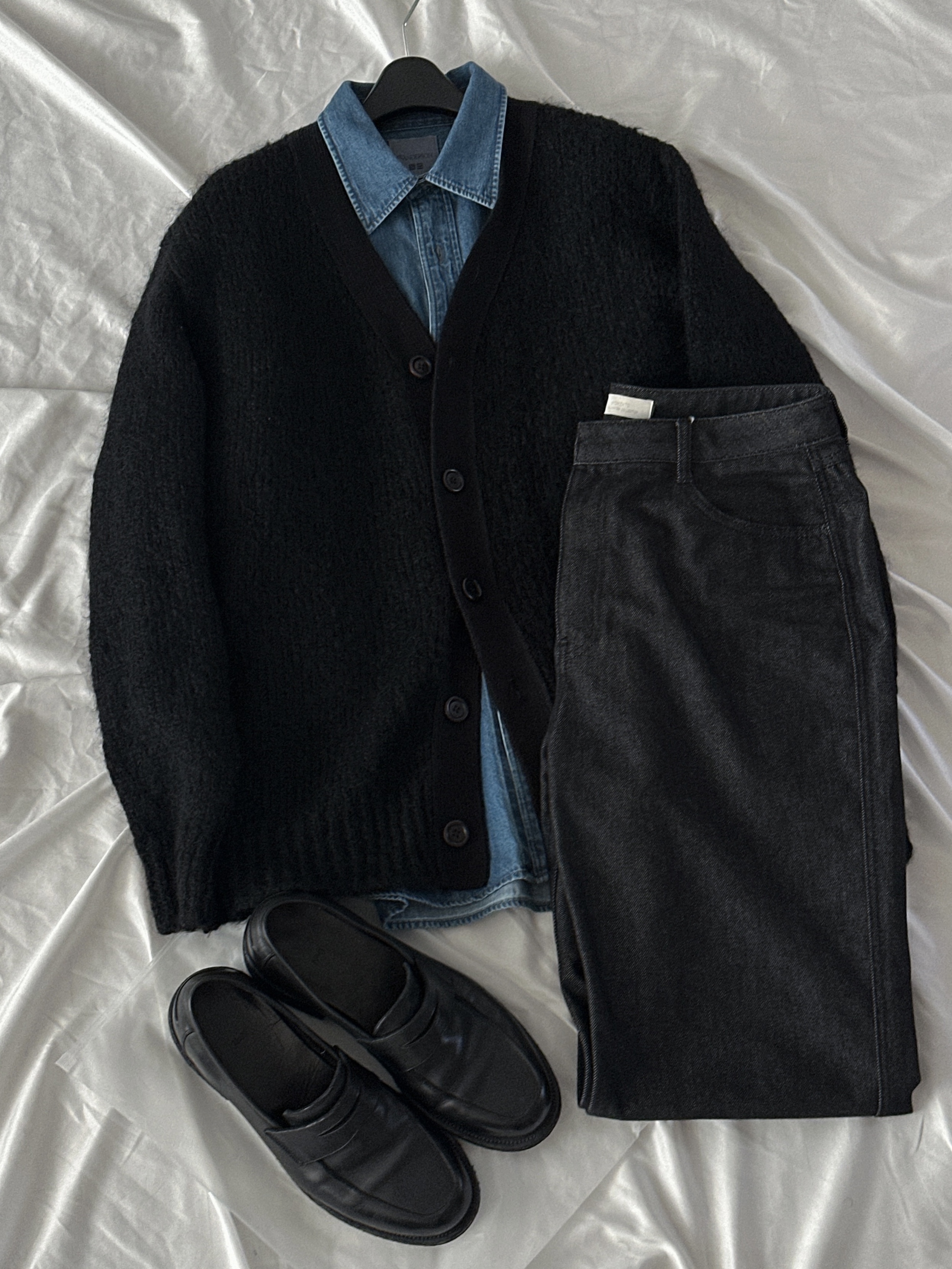 Uniqlo x JW Anderson Denim Shirt Blue - KR, Amomento Mens Colored Straight Fit Denim Black - 24FW 착용 스타일
