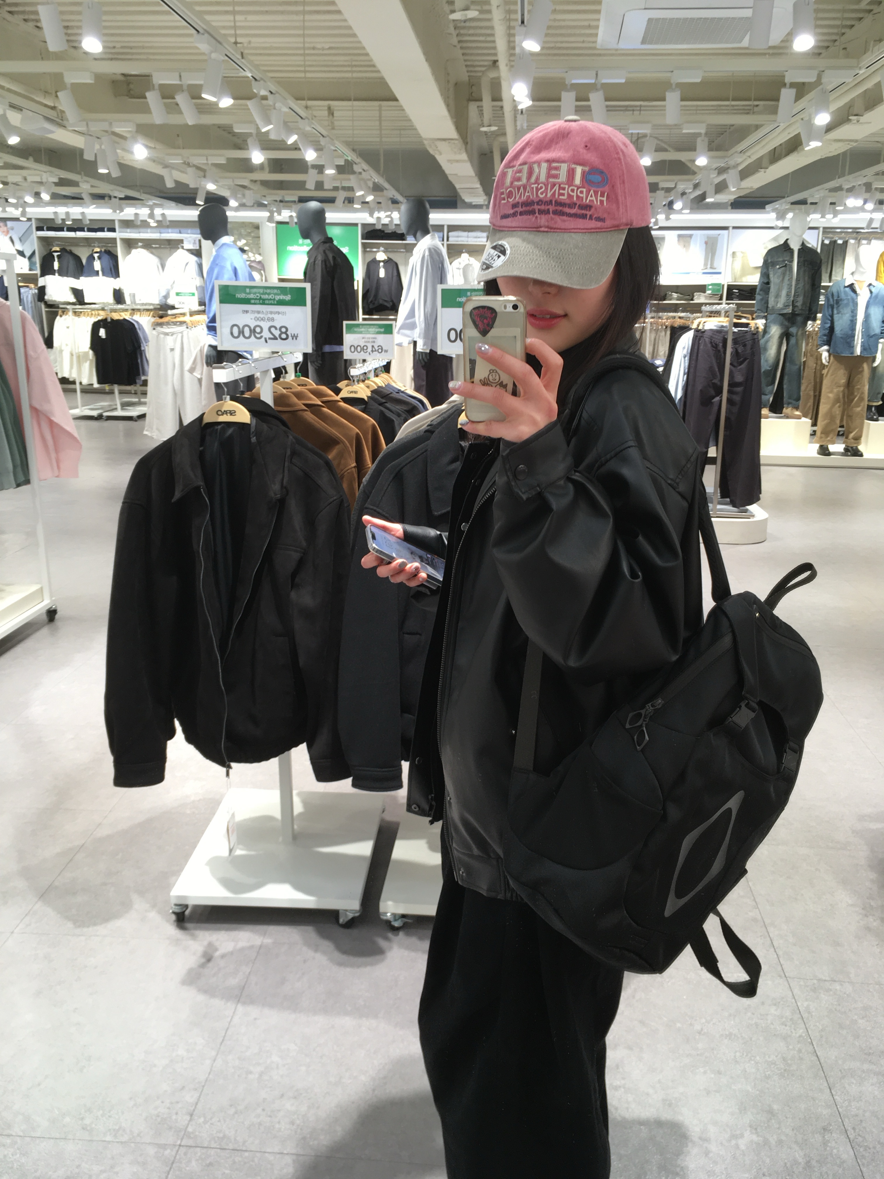 Mischief Buckle Flap Backpack Black 착용 스타일