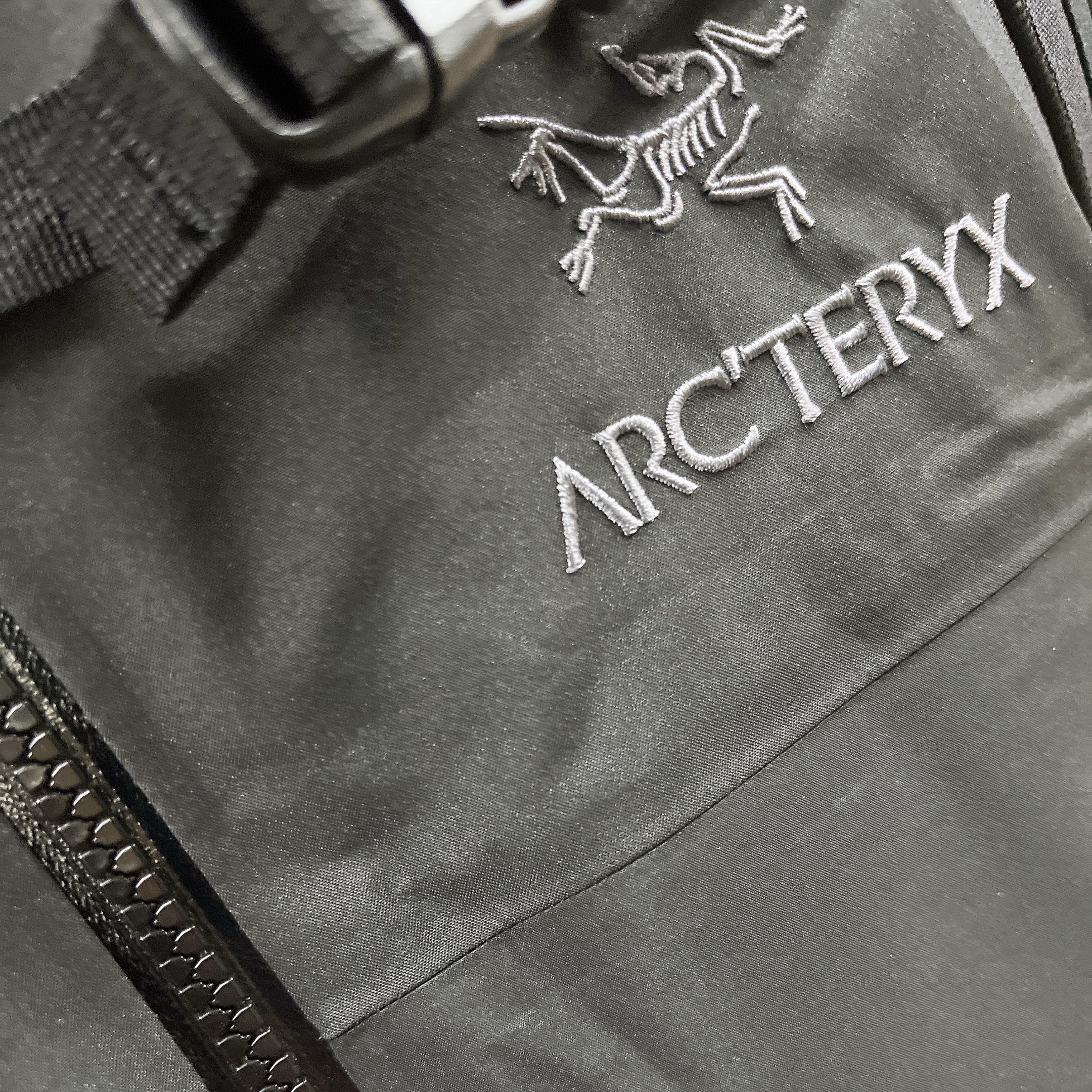 Arc'teryx Beta Jacket Black, Arc'teryx Beta AR Stormhood Jacket Black 착용 스타일