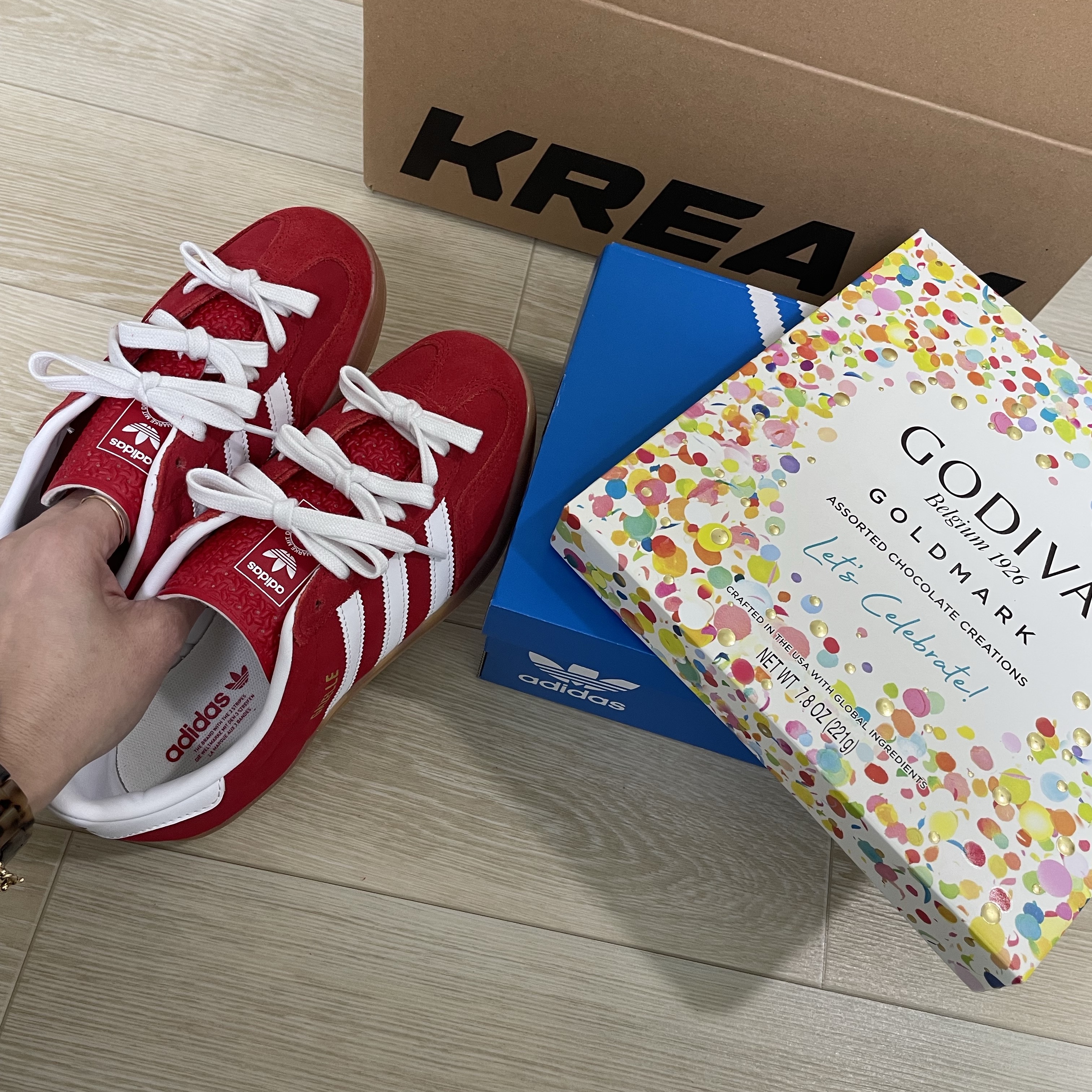 Adidas Gazelle Indoor Better Scarlet Cloud White 착용 스타일 - 2