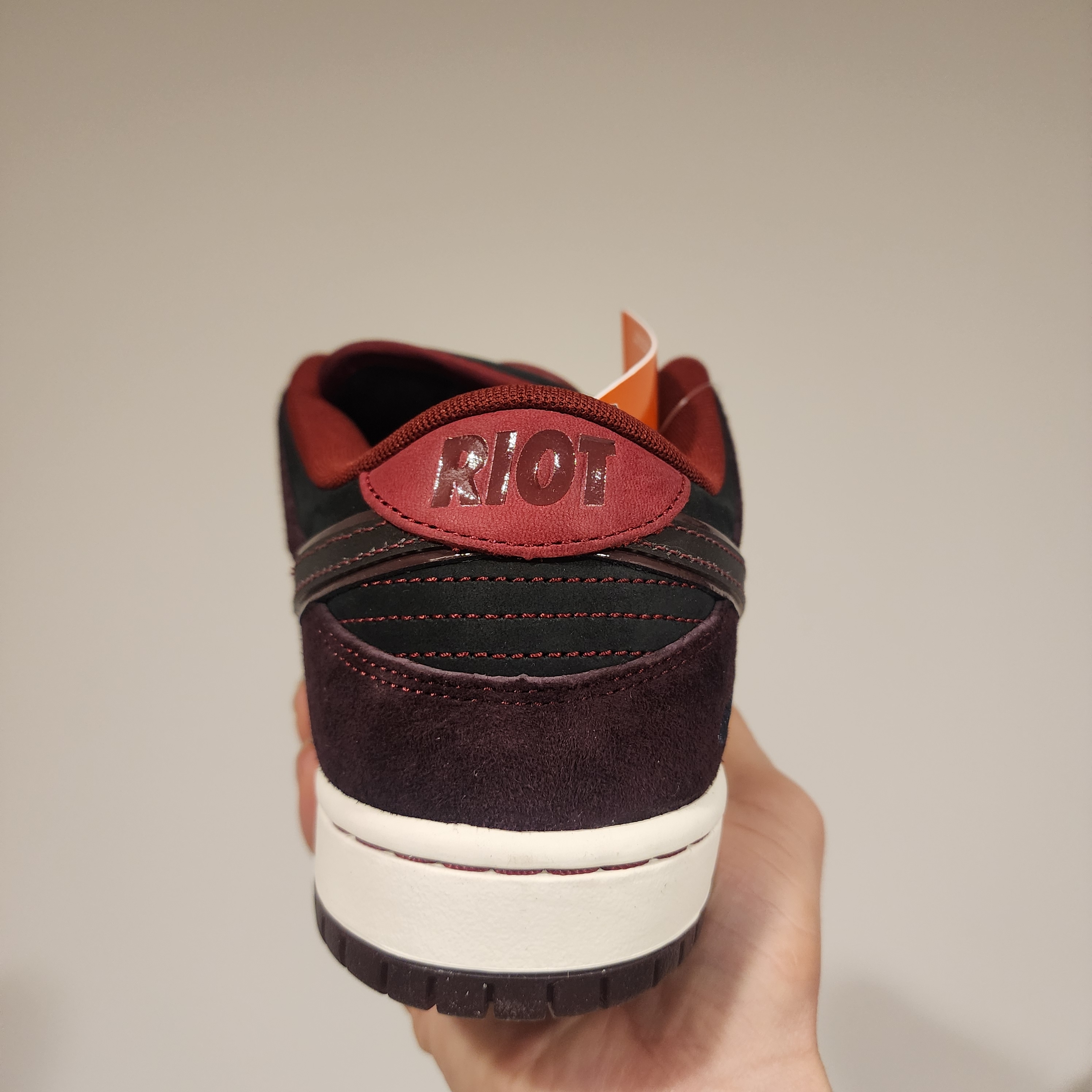 Nike x Riot Skateshop SB Dunk Low Pro Mahogany and Team Red 착용 스타일 - 5