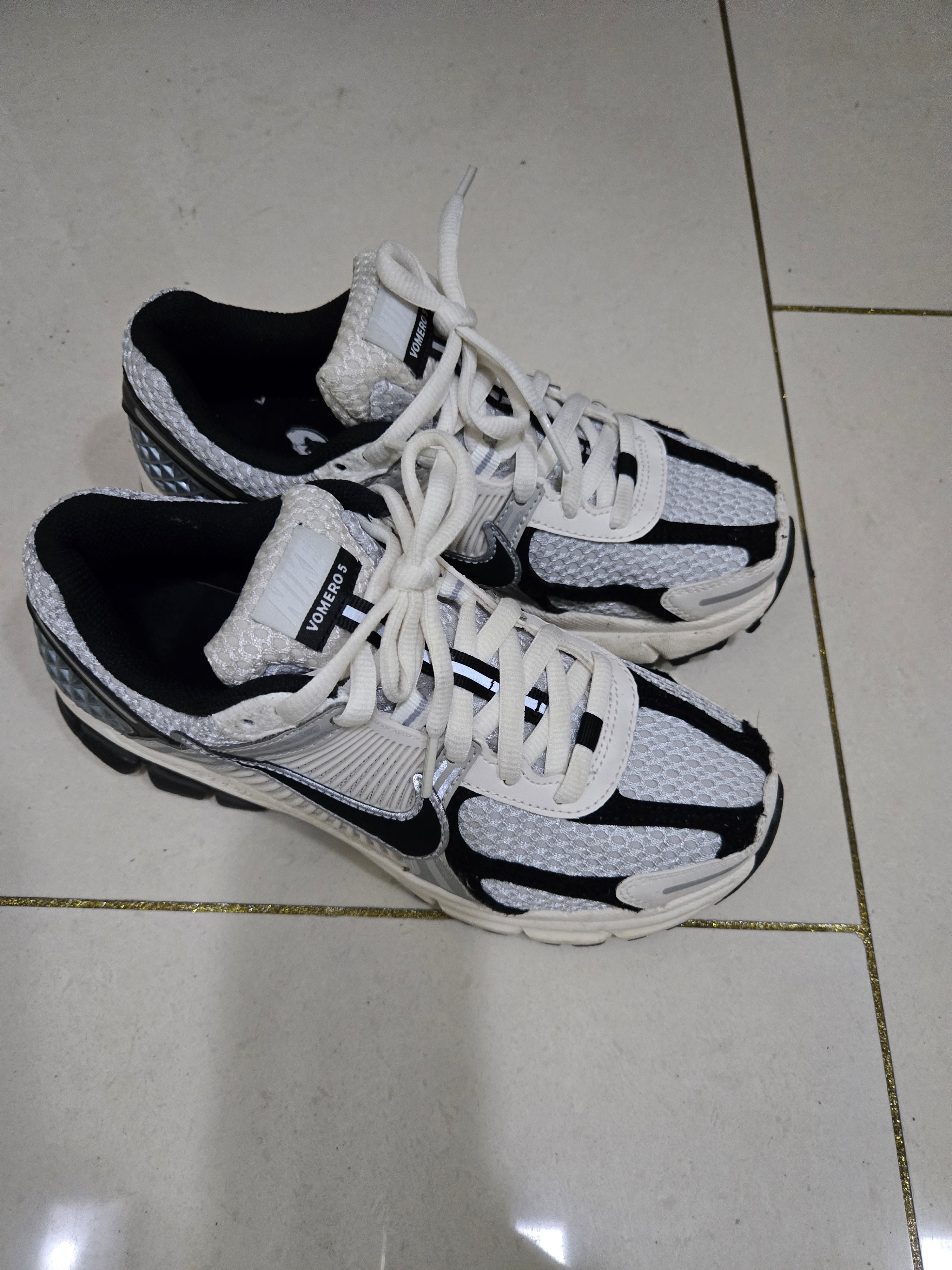(W) Nike Zoom Vomero 5 Photon Dust Phantom 착용 스타일