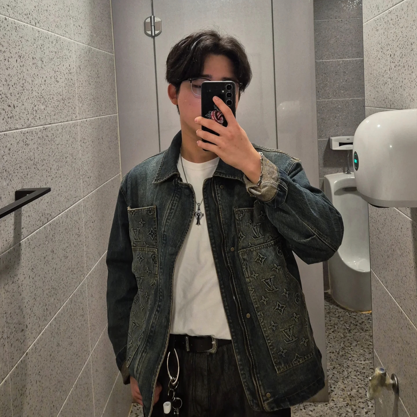 Louis Vuitton Workwear Denim Jacket Indigo, Oakley Essential Icon Carabiner Silver 착용 스타일