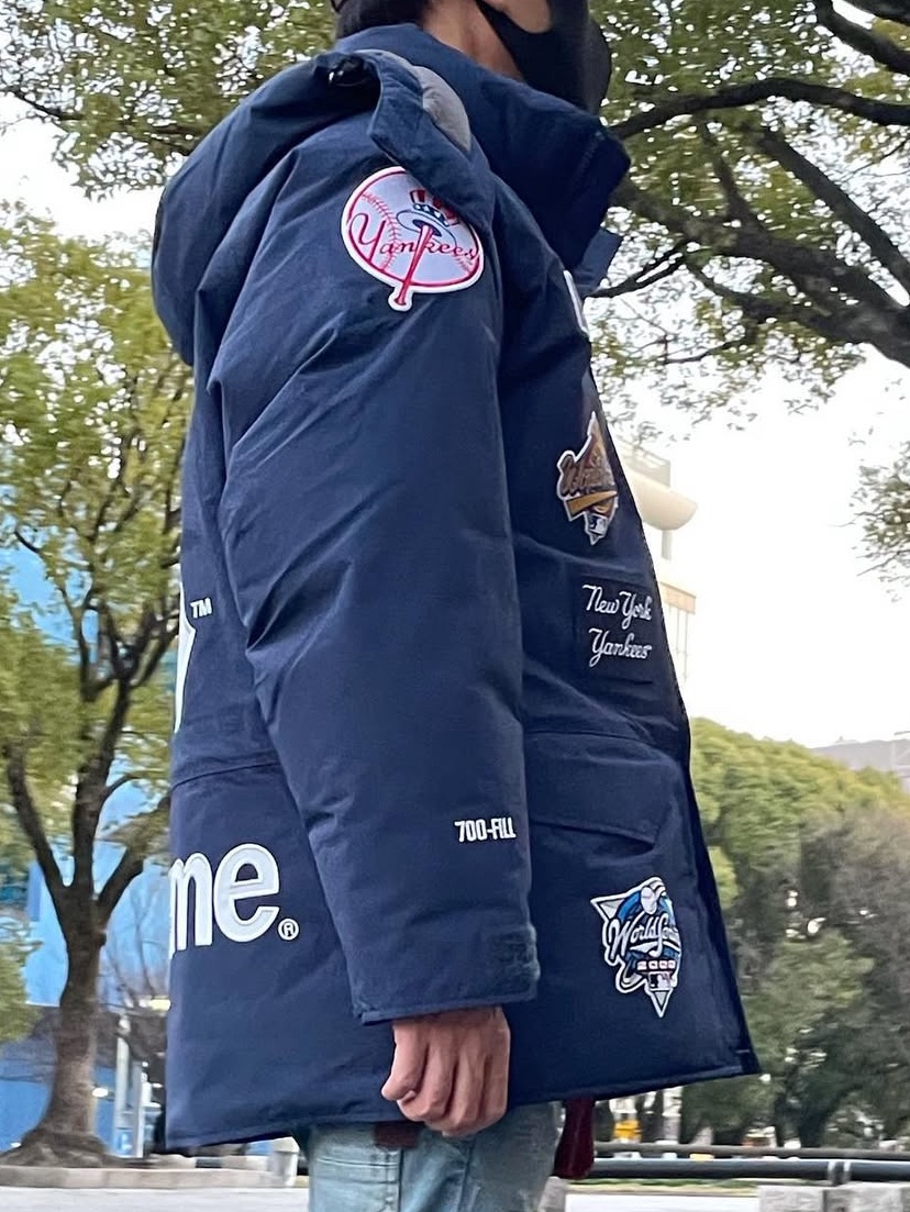 Supreme x New York Yankees Gore-Tex 700-Fill Down Jacket Navy - 21FW 착용 스타일 - 5