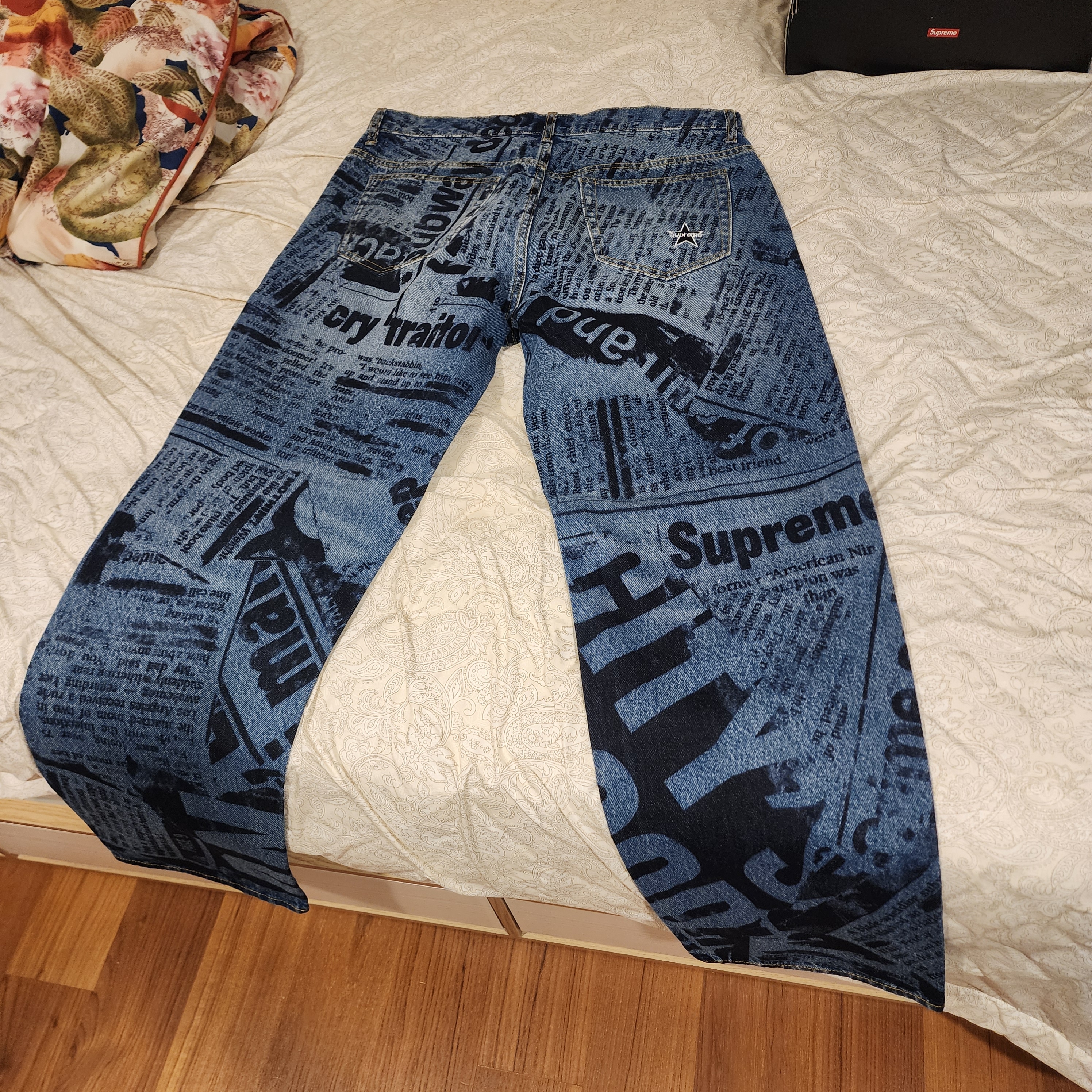 Supreme Regular Jean Newspaper - 25SS 착용 스타일 - 2