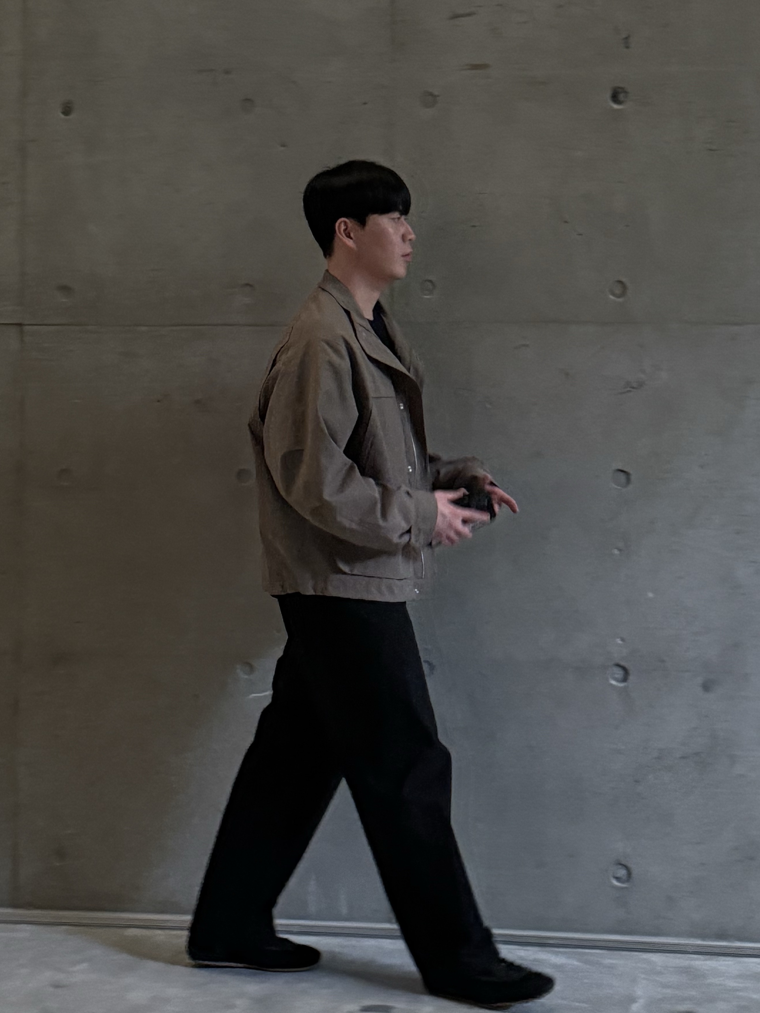 COS Minimal Suede Trainers Black, (W) COS Minimal Suede Trainers Black 착용 스타일 - 1