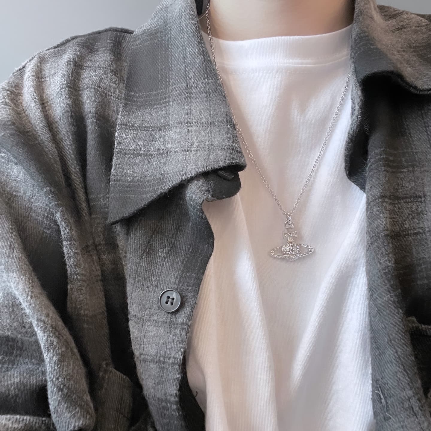 Vivienne Westwood Mayfair Bas Relief Pendant Silver 착용 스타일 - 1