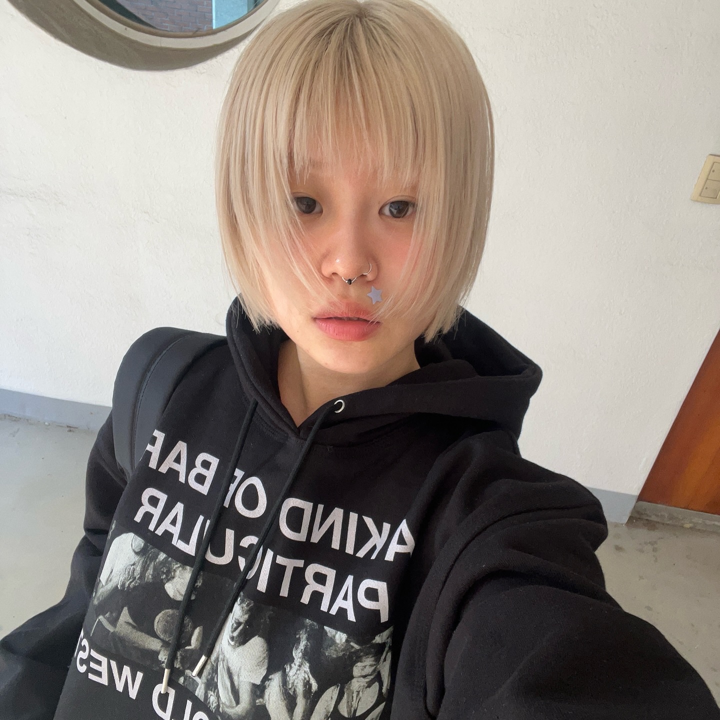 Thevinylhouse Western Saloon Hoodie Black 착용 스타일 - 3