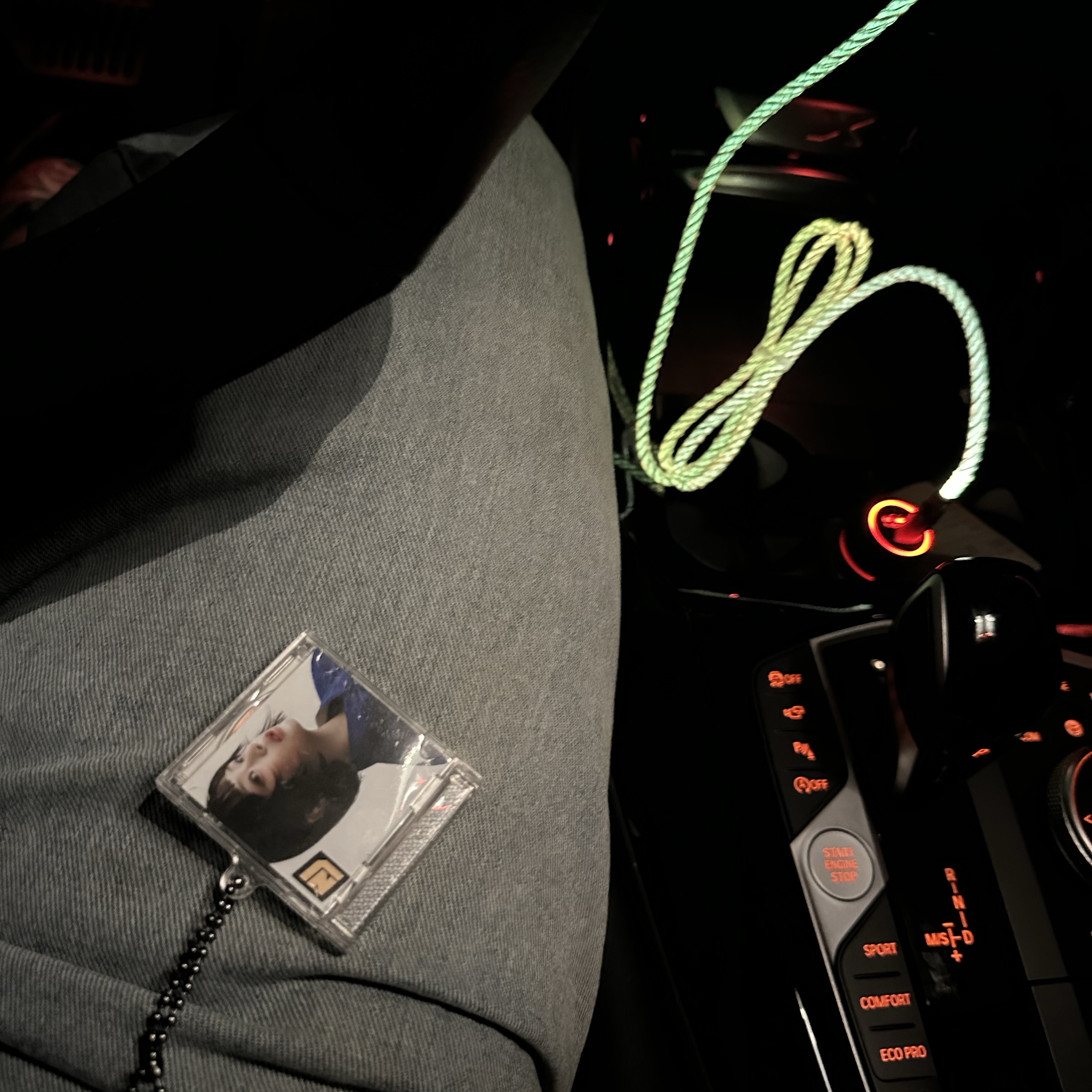NewJeans How Sweet Mini CD Case Keyring Hanni 착용 스타일