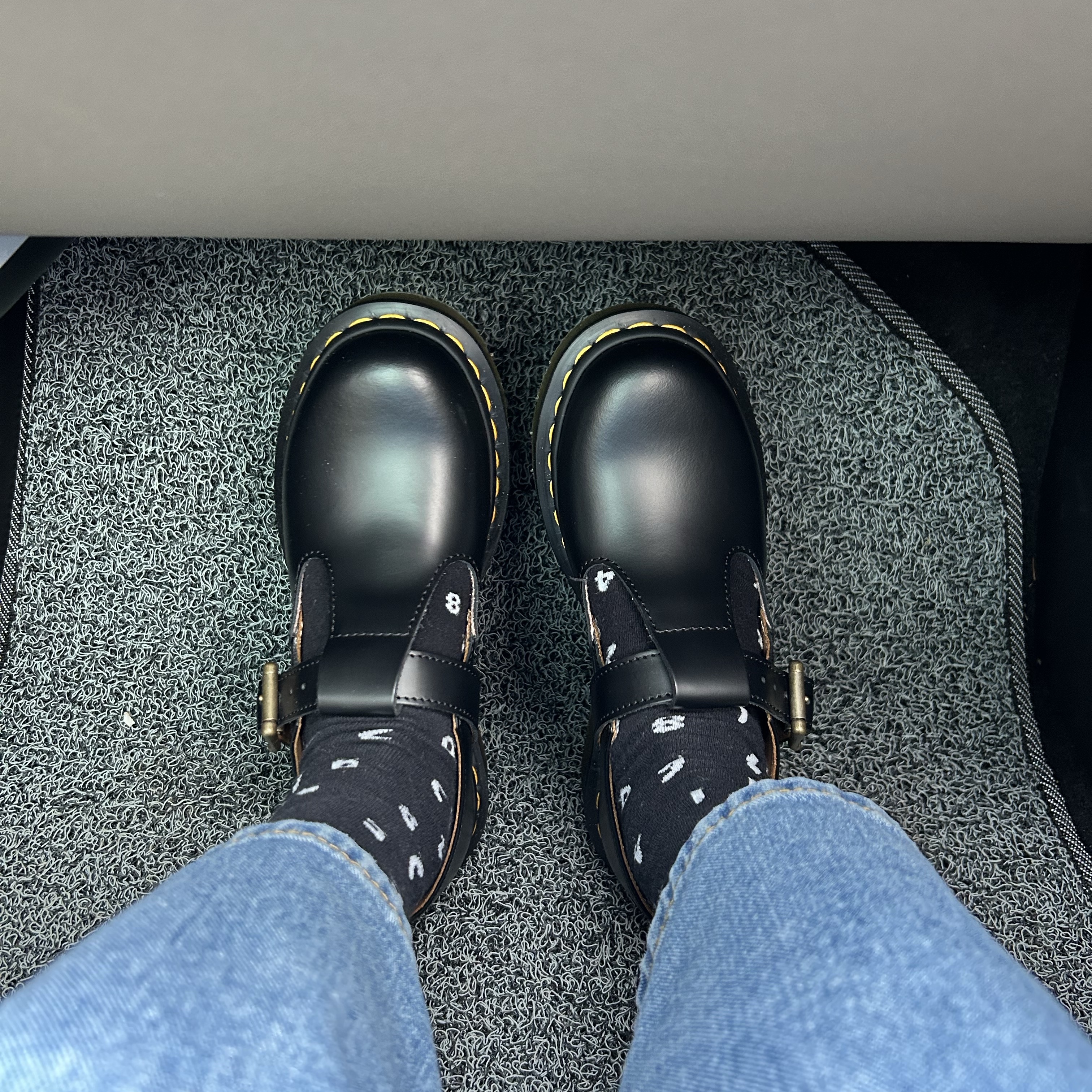 Dr. Martens Women Polley Smooth Leather Mary Janes Black 착용 스타일