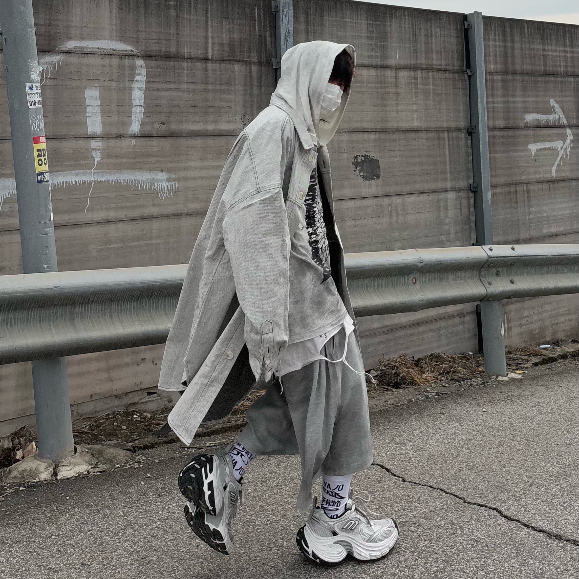Balenciaga 10XL Sneakers White Grey Silver Black 착용 스타일 - 1
