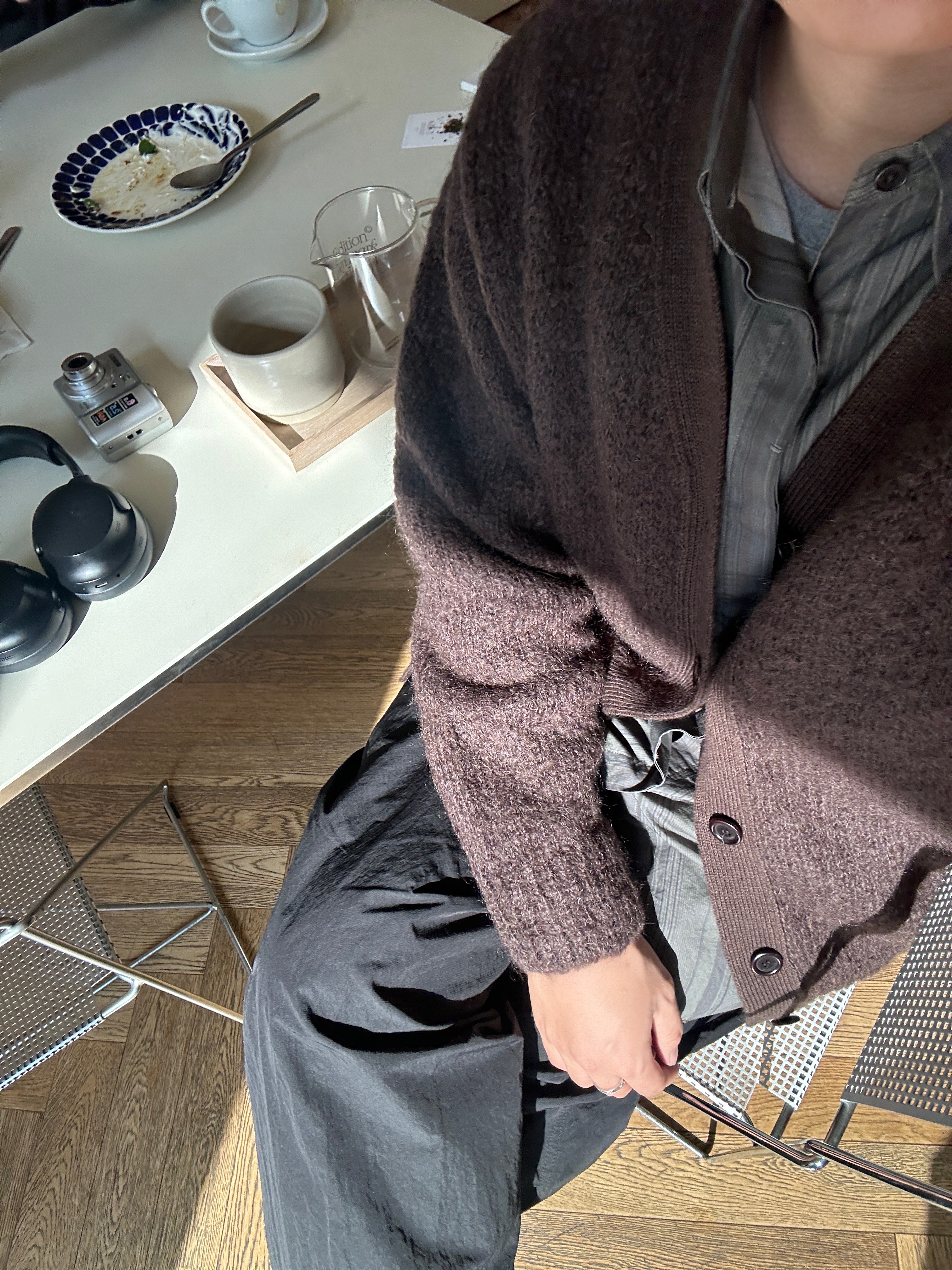 Amomento Grandpa Cardigan Brown - 24FW, BOSE QC Ultra Black (Korean Ver.) 착용 스타일 - 8