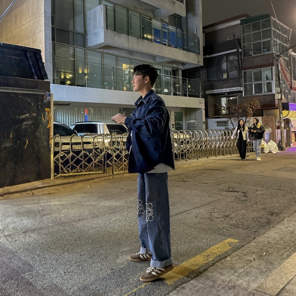 Loewe Anagram baggy jeans Mid Blue Denim, (W) Adidas Spezial Handball Earth Strata Off White 착용 스타일 - 1