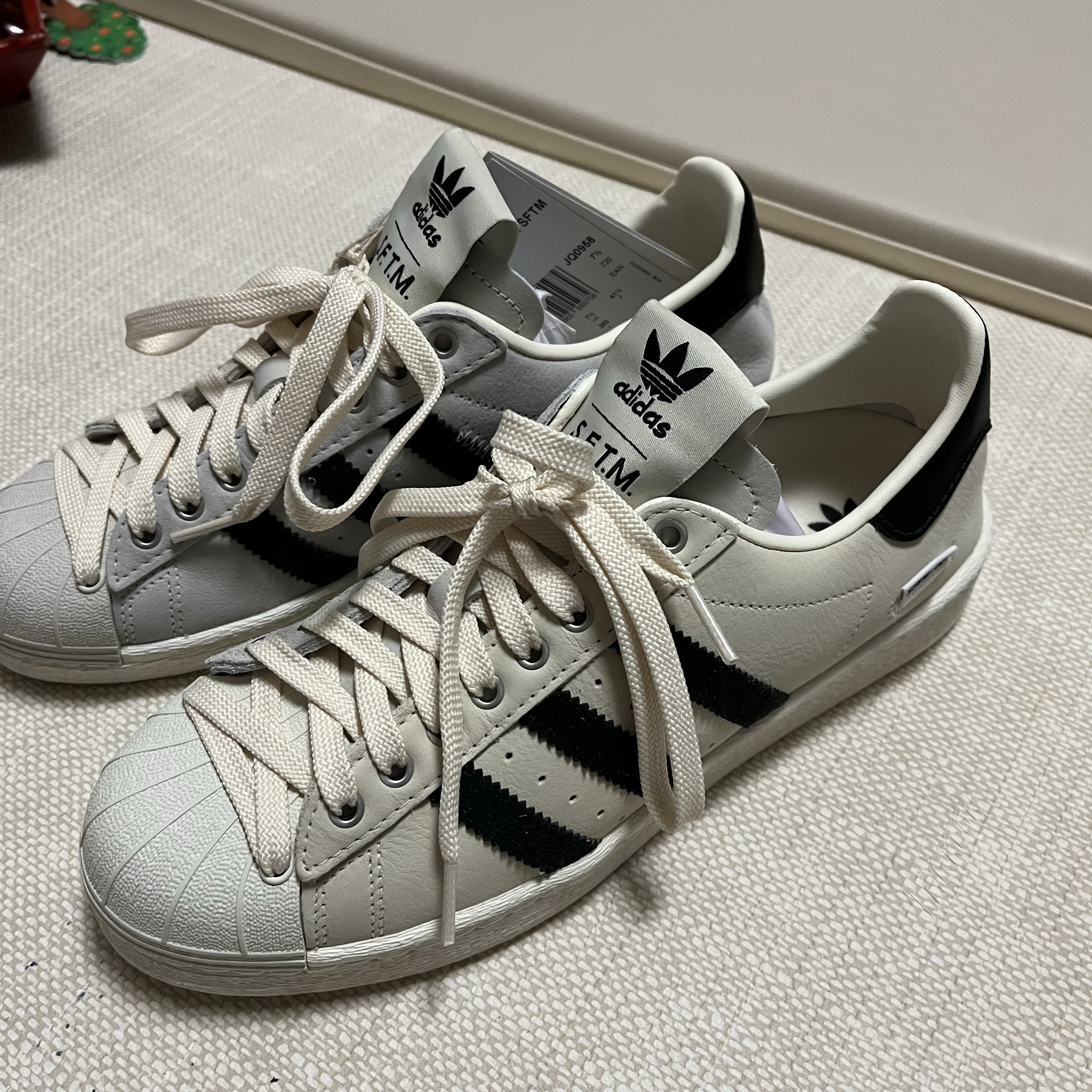 Adidas x Song for the Mute Superstar 82 Cream White Core Black 착용 스타일 - 2