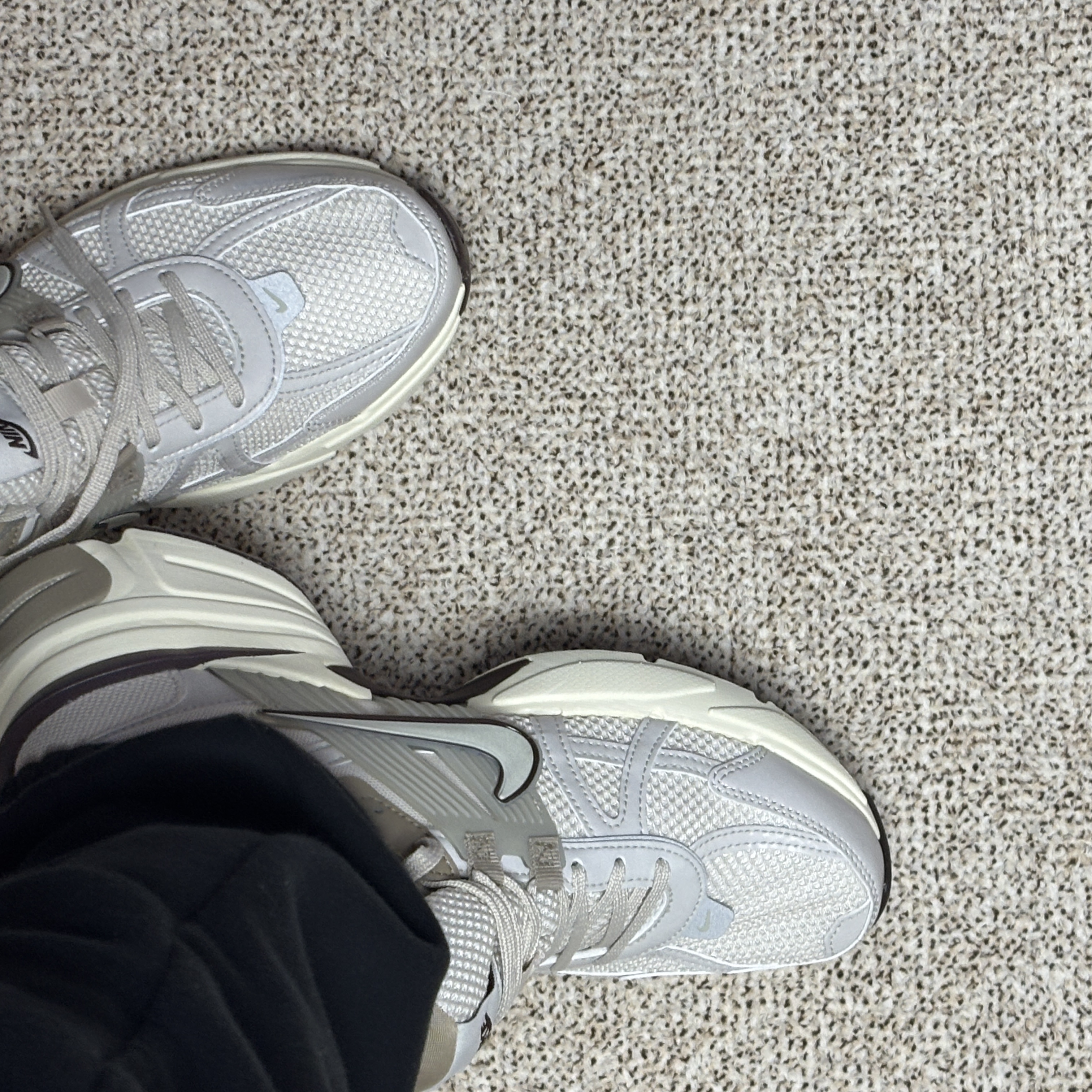 Nike V2K Run Light Orewood Brown Khaki 착용 스타일