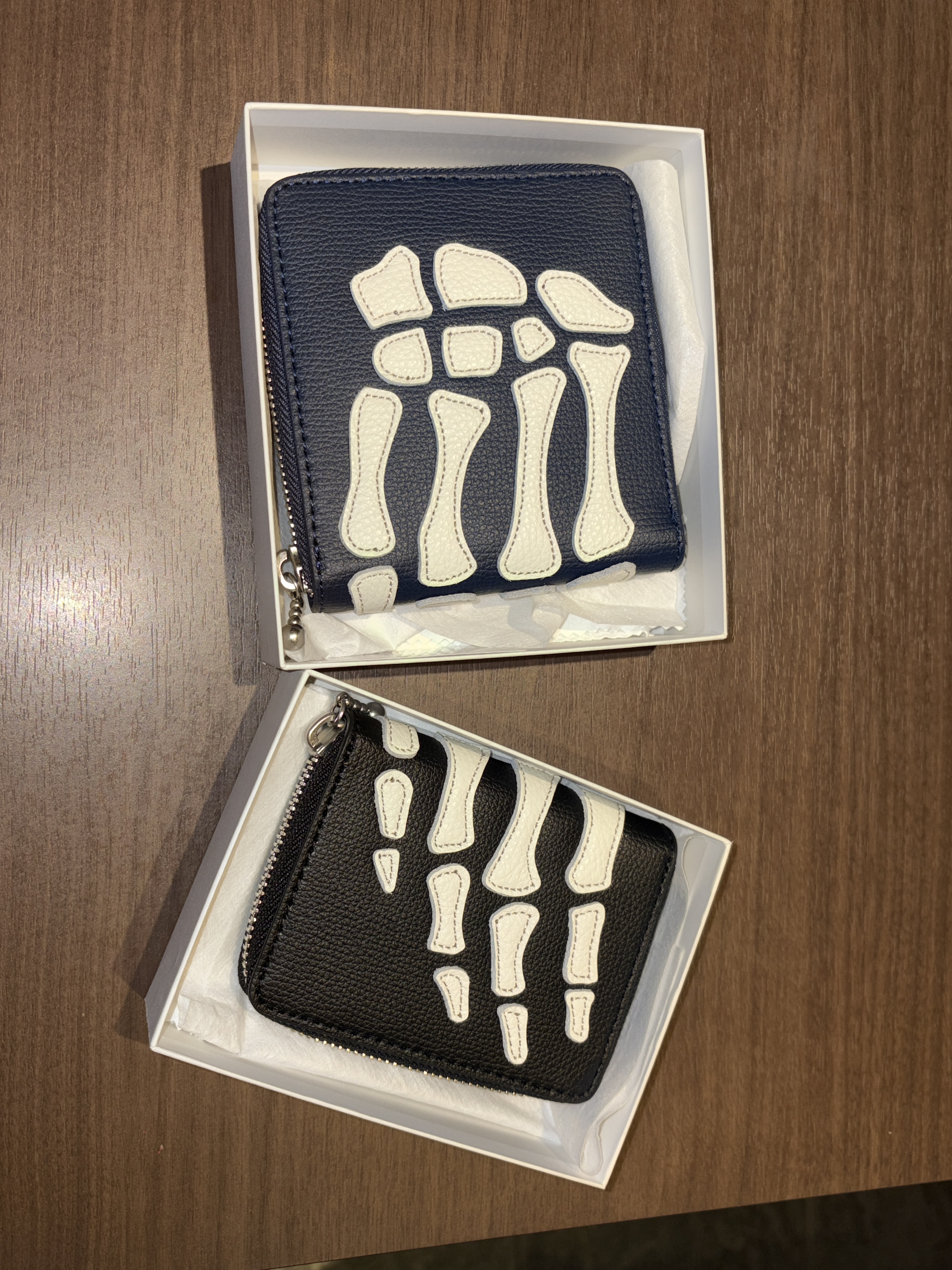 Kapital Thumbs Up Bone Hand Zip Mini Wallet Black 착용 스타일