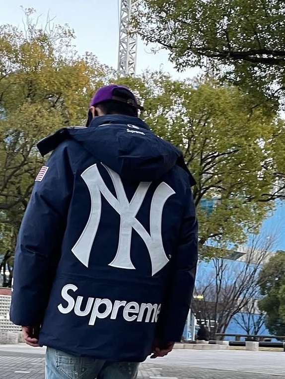 Supreme x New York Yankees Gore-Tex 700-Fill Down Jacket Navy - 21FW 착용 스타일 - 3