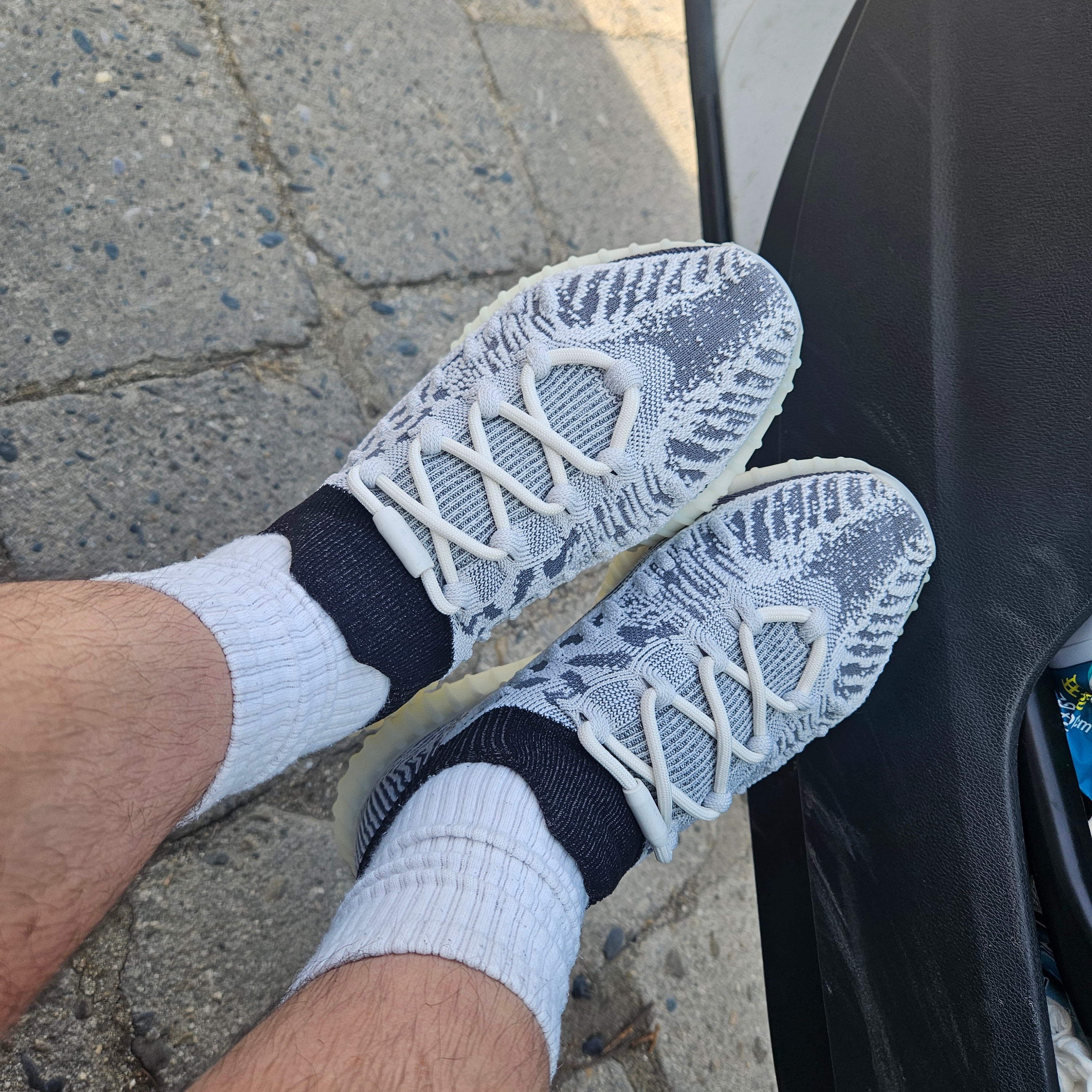 Adidas Yeezy 350 V2 CMPCT Slate White 착용 스타일 - 2