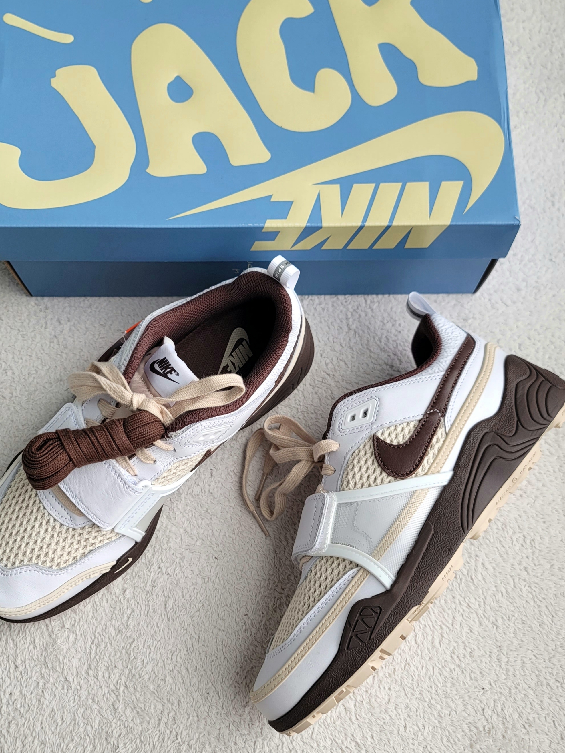 Nike x Travis Scott Zoom Field Jaxx White and Light Chocolate 착용 스타일 - 1