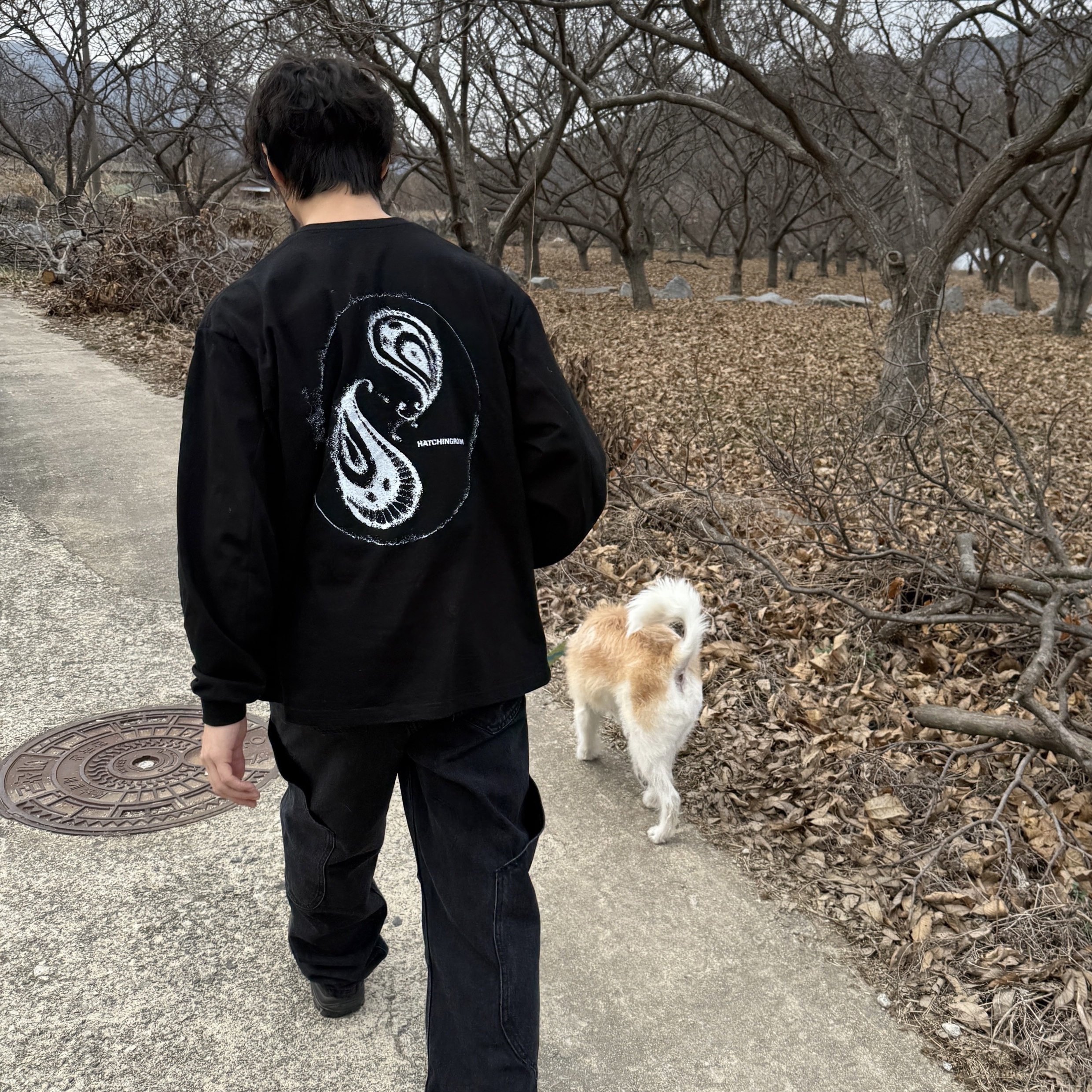 Hatchingroom Paisley Devil T-Shirt Black 착용 스타일 - 2