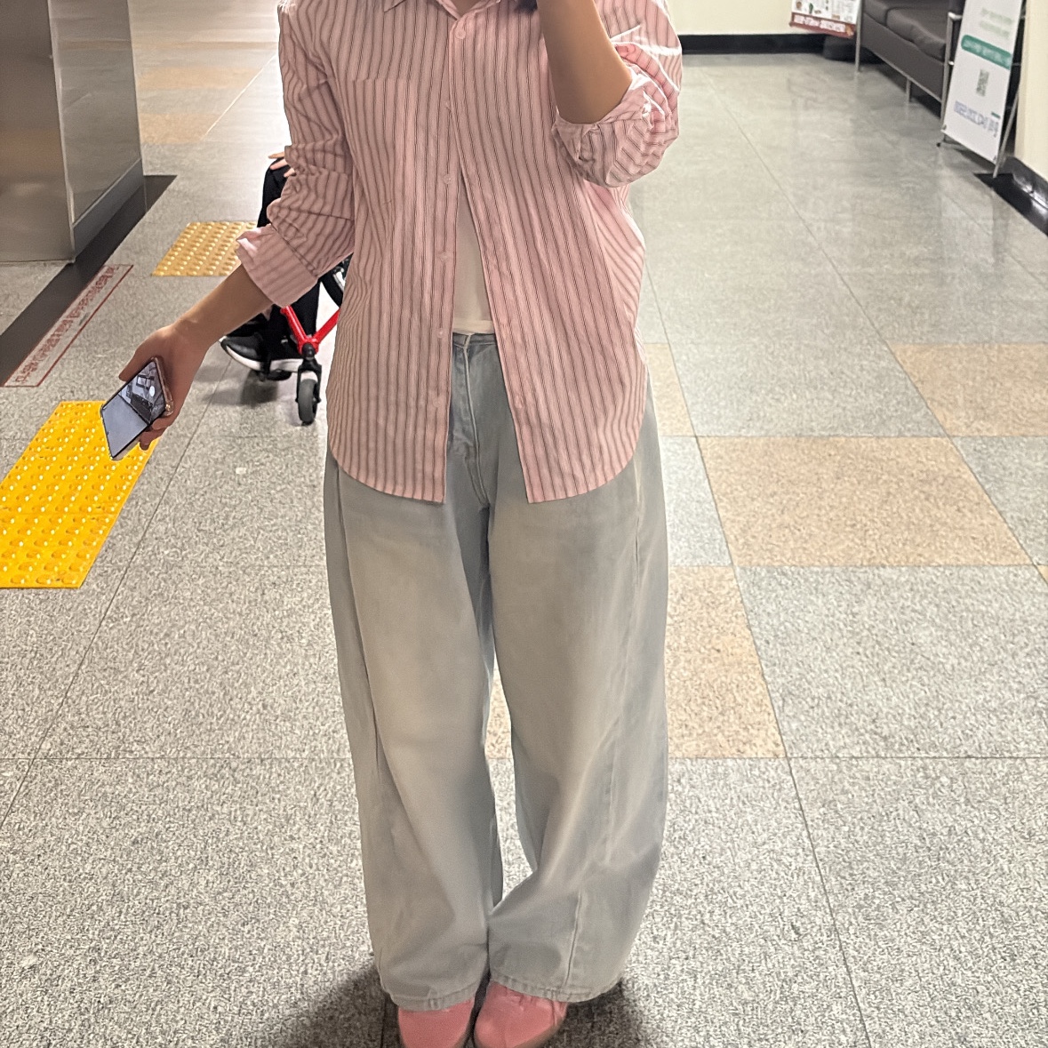 Adidas Bermuda Glow Pink 착용 스타일