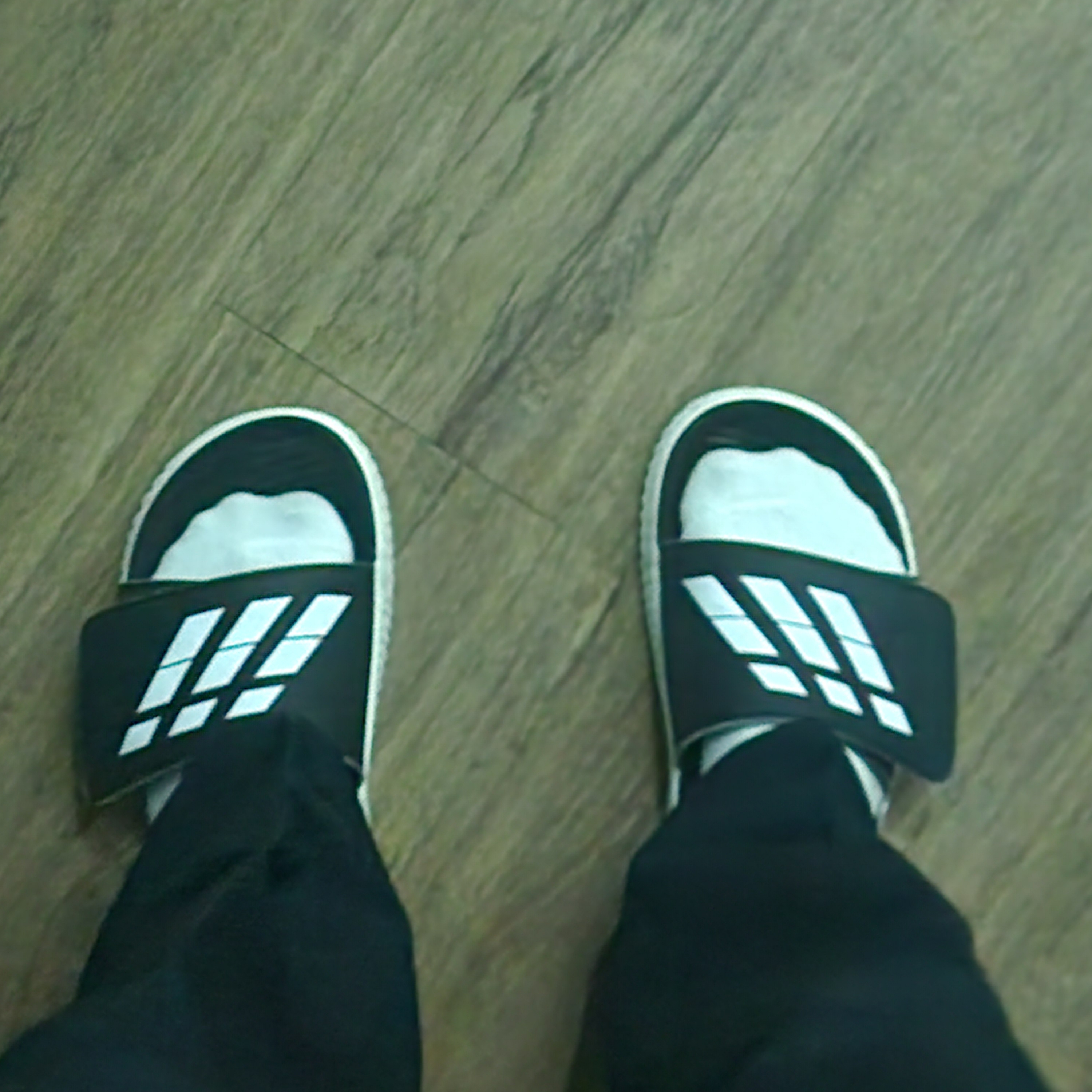 Adidas Alphabounce Slide Core Black Cloud White 착용 스타일