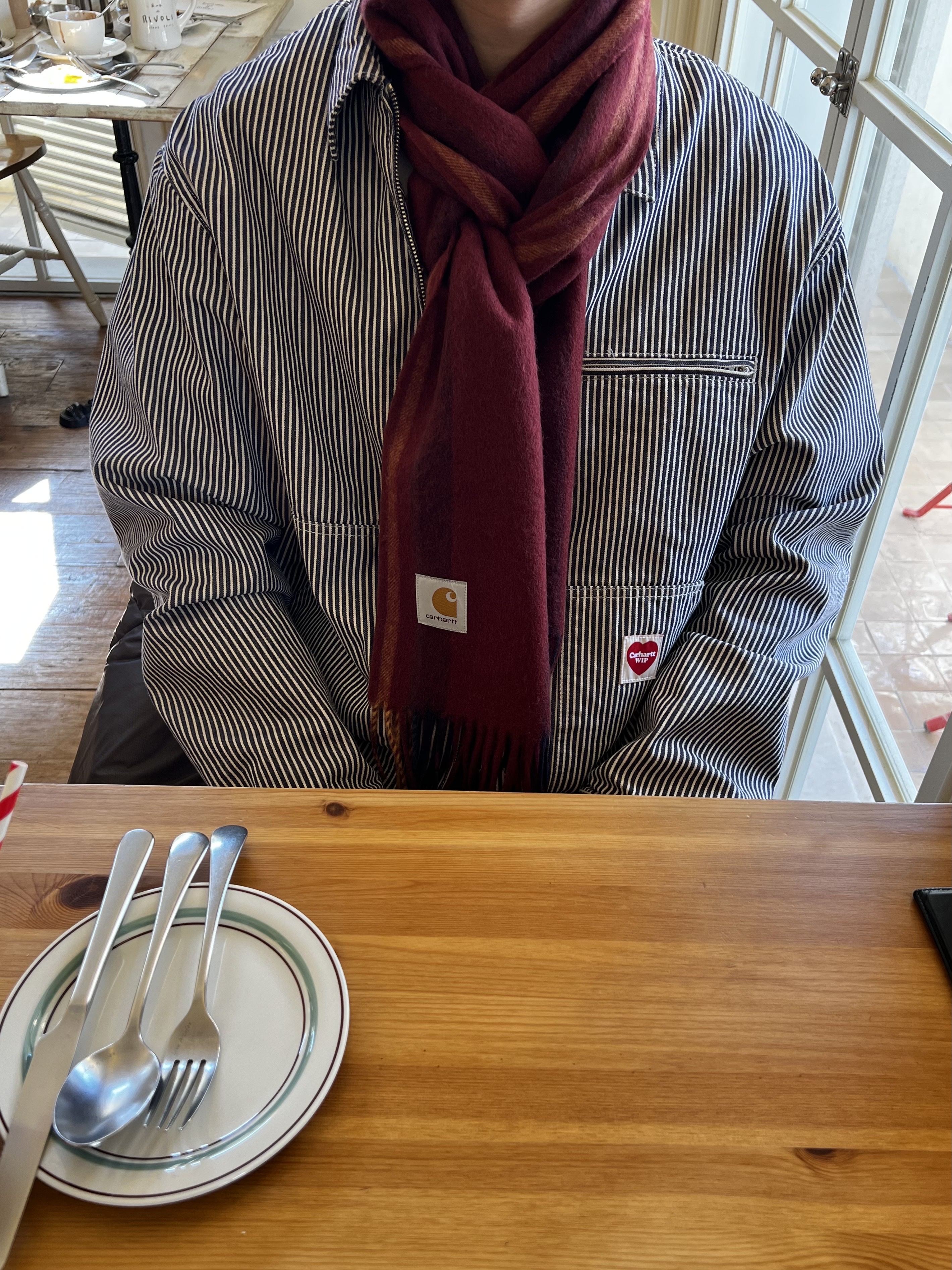 Carhartt WIP Terrell Jacket Dark Navy Wax, Carhartt WIP Oregon Scarf Bordeaux Starco Stripe 착용 스타일