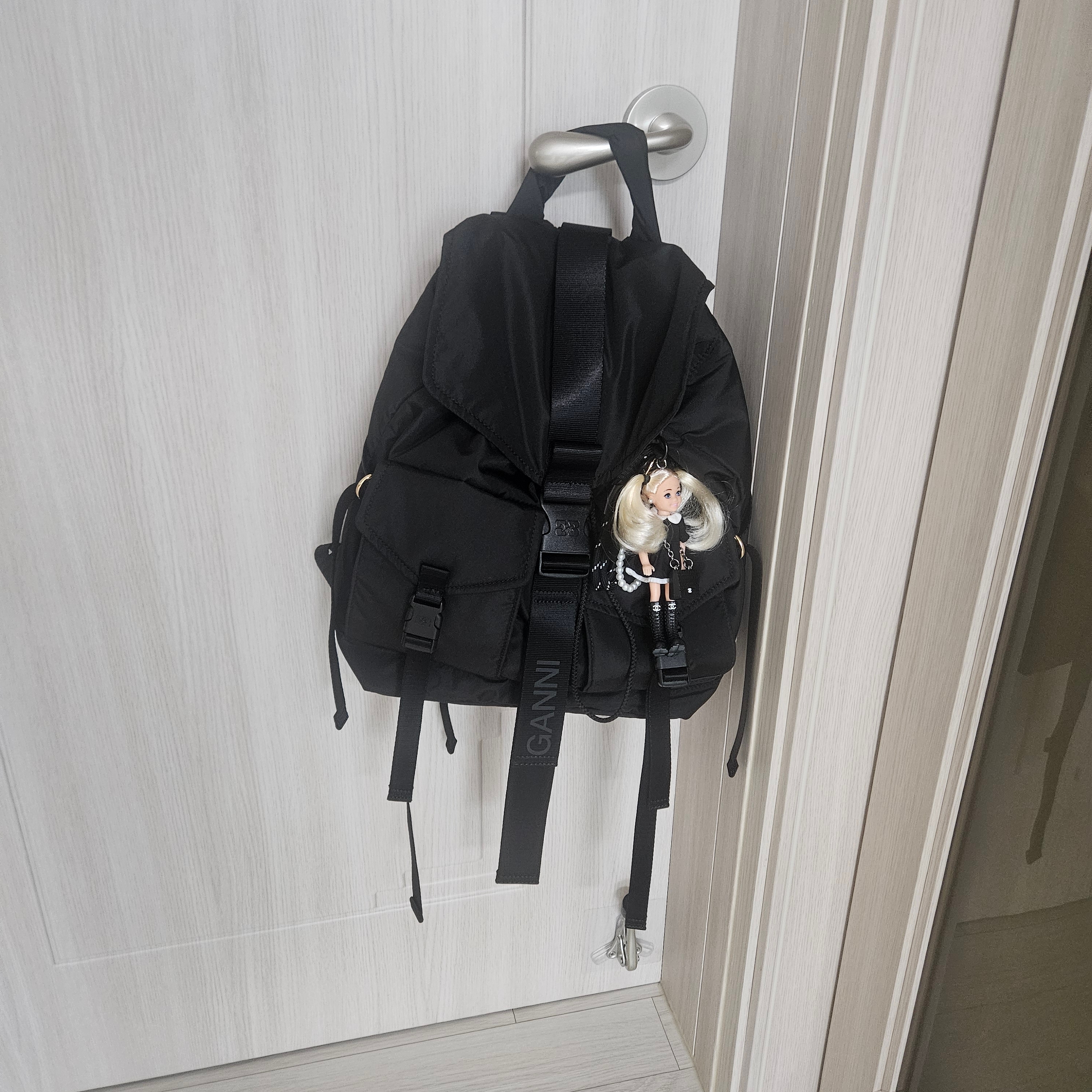 Ganni Tech Backpack Black 착용 스타일