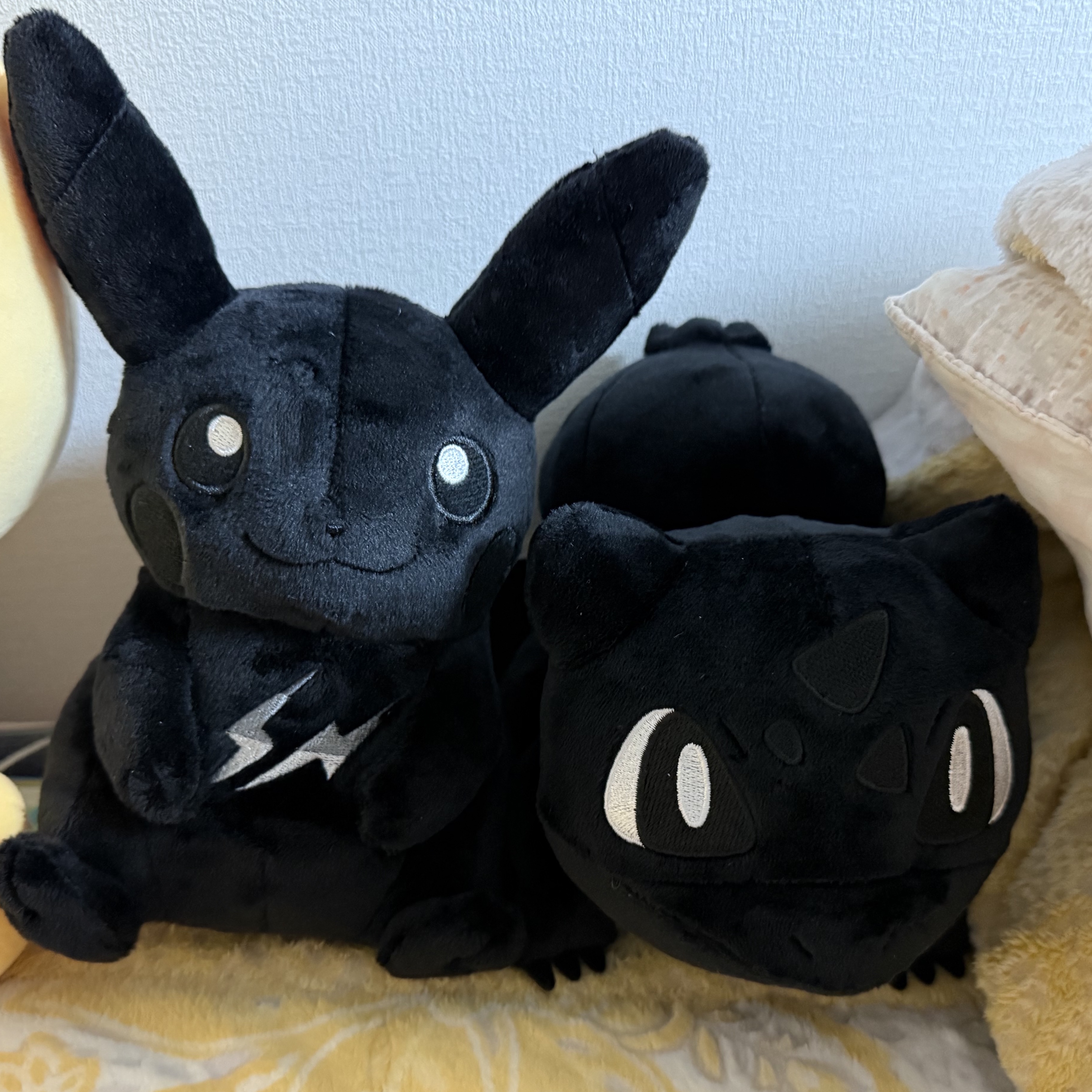 Fragment x Pokemon INN Thunderbolt Project TBP Plush Pikachu M Black, Fragment x Pokemon INN Thunderbolt Project TBP Mascot Key Ring Kabigon Black 착용 스타일 - 2