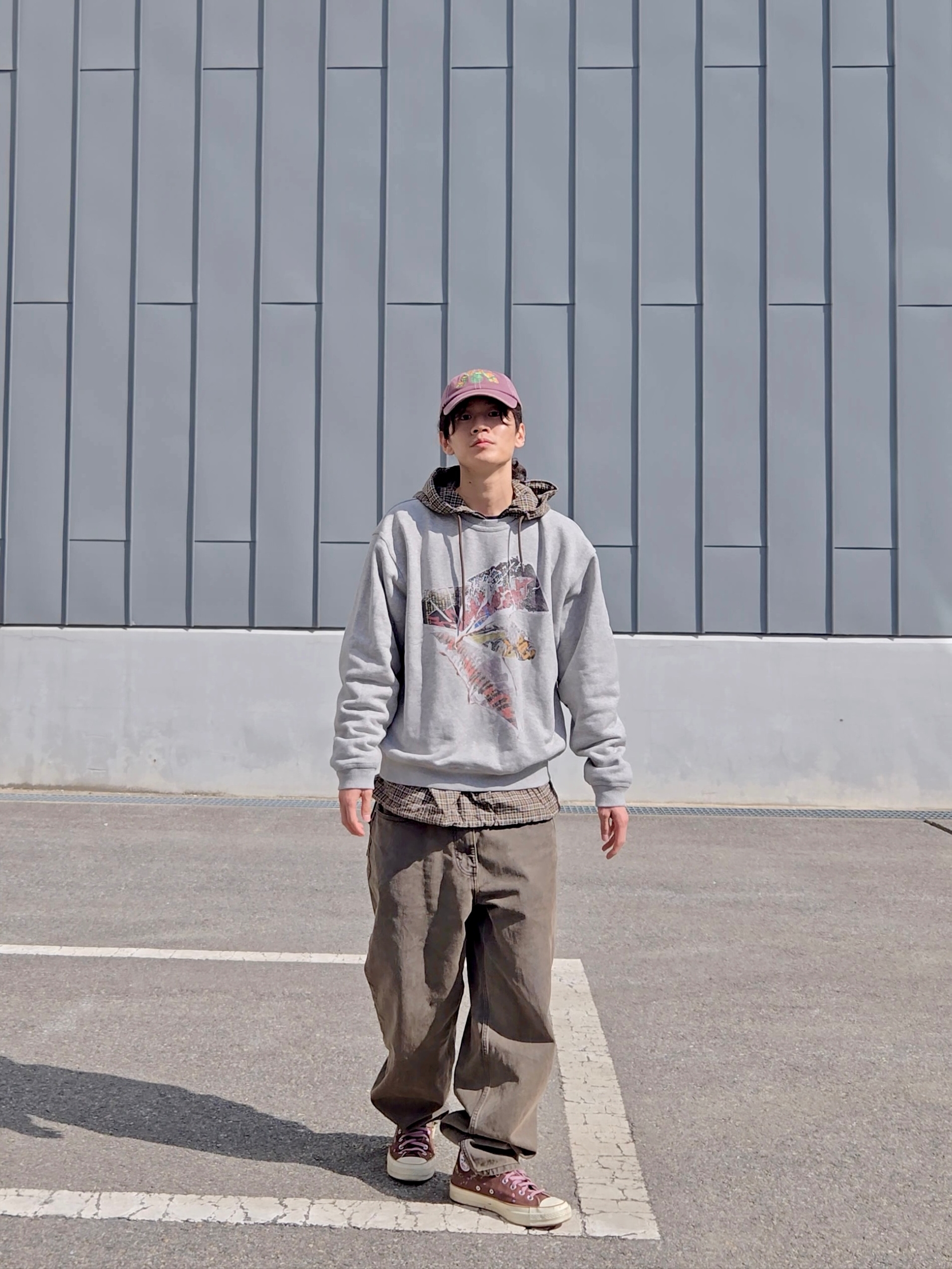 Thevinylhouse Burning Paper Sweatshirt Grey, Converse x Bandulu Chuck 70 High Cappuccino 착용 스타일