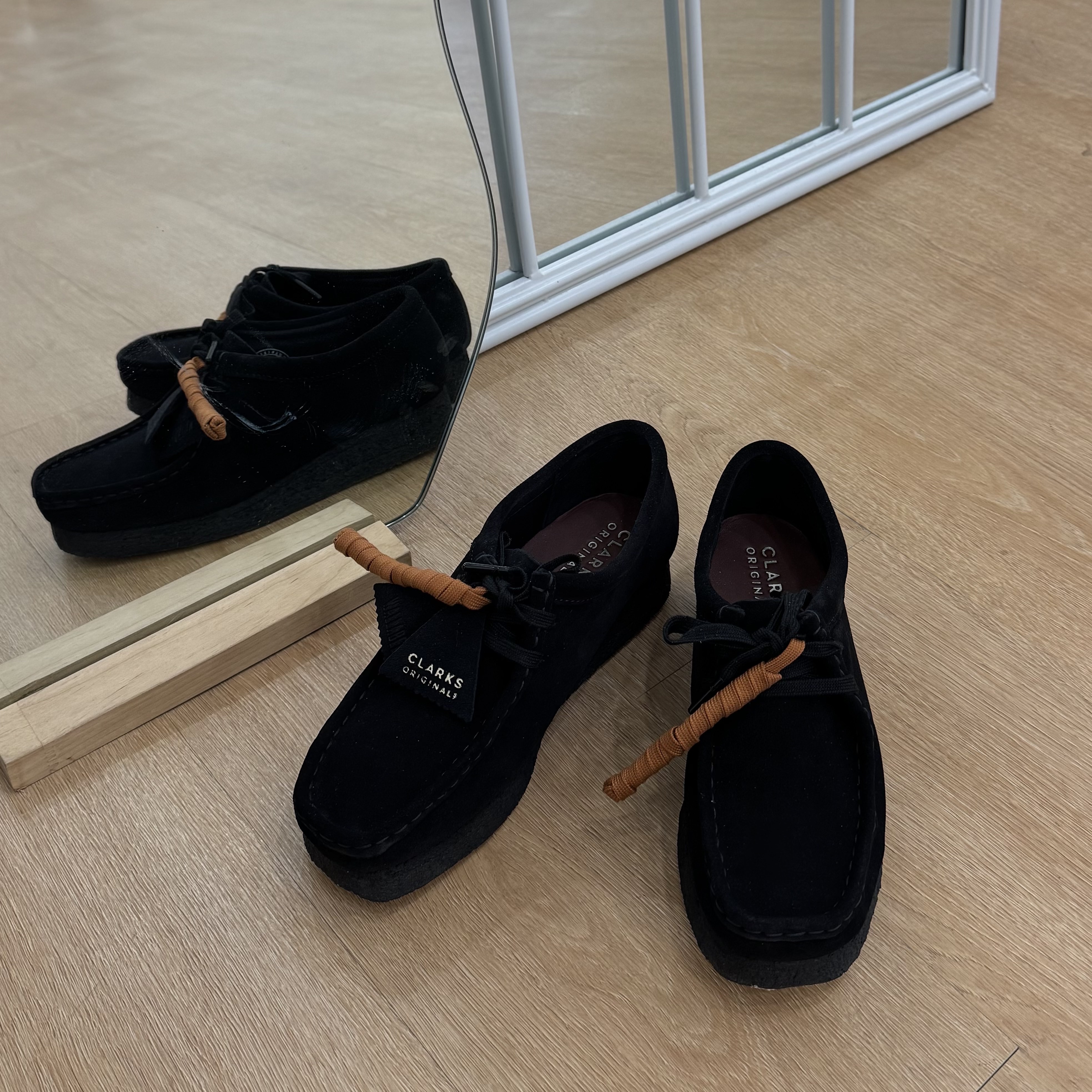 (W) Clarks Wallabee Black Suede 착용 스타일 - 3