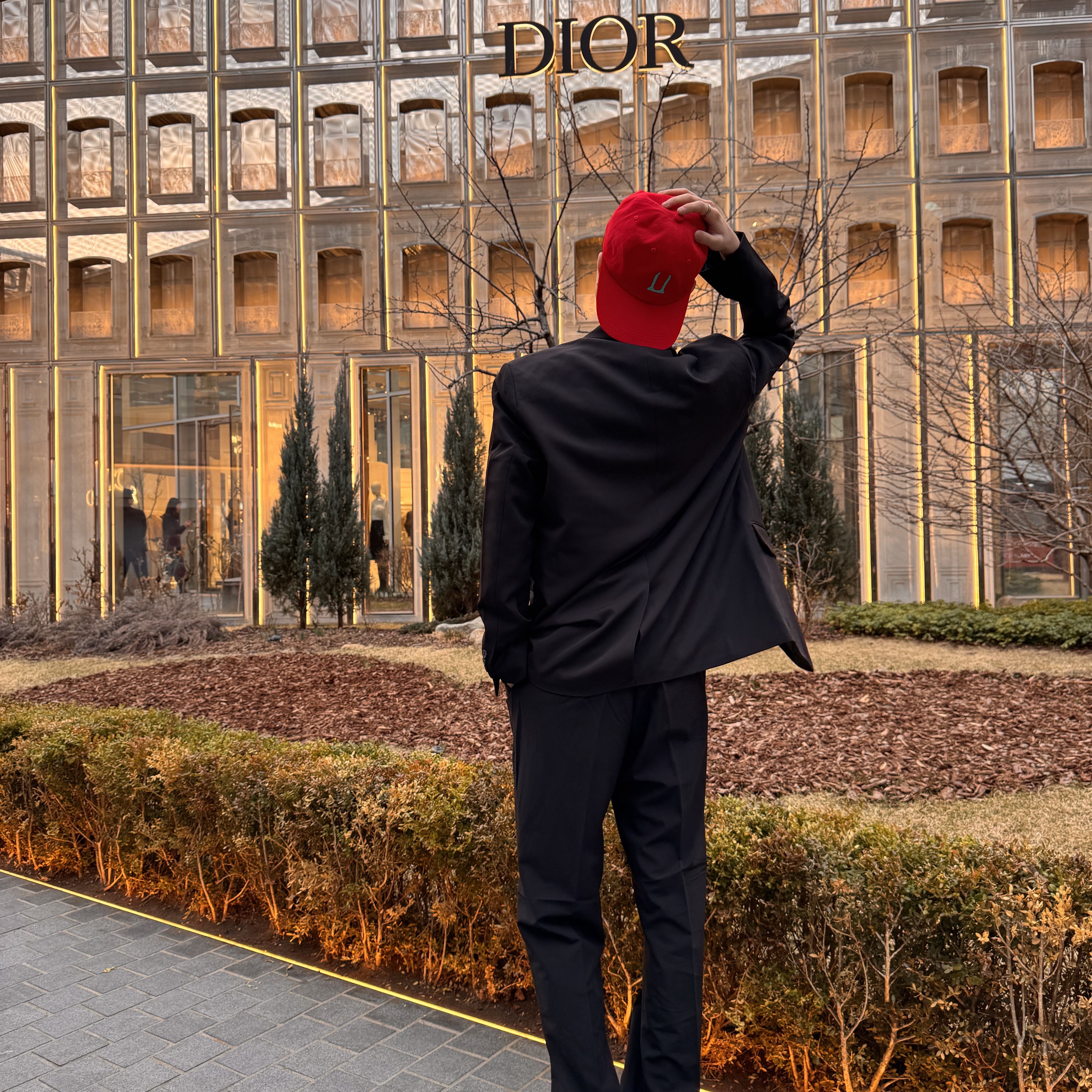 G-DRAGON Ubermensch Cap Red, G-DRAGON Ubermensch Short Sleeve T-Shirt White 착용 스타일 - 5