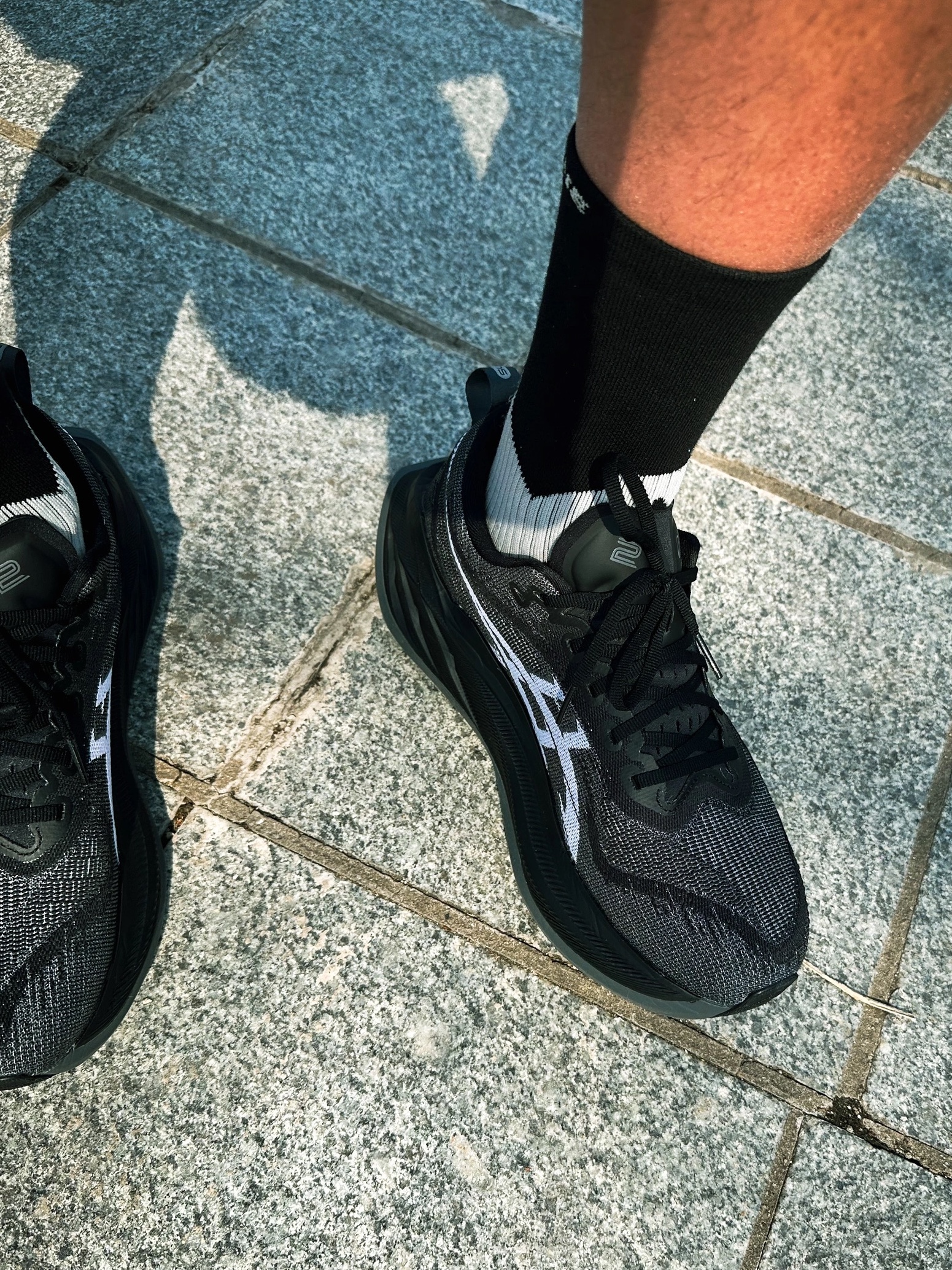 Asics Superblast 2 Black White 착용 스타일