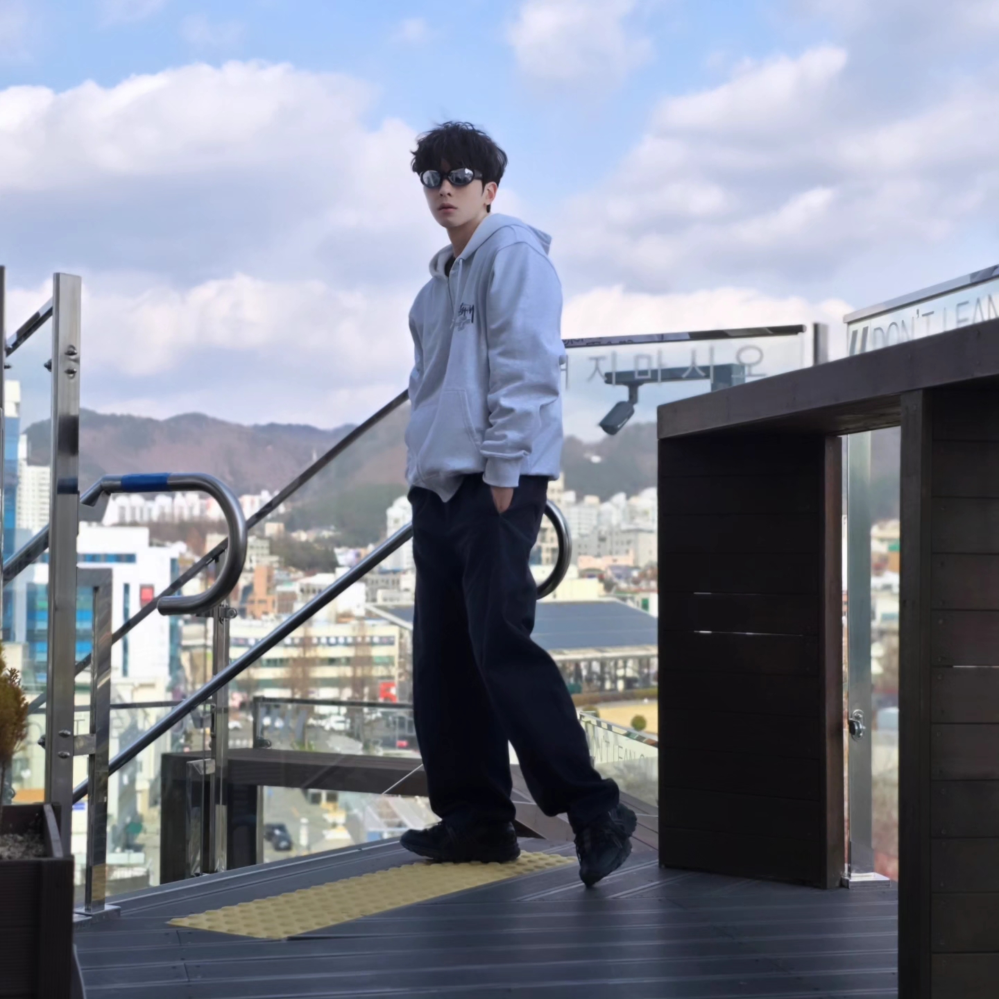 Stussy Stock DSM Ginza Zip Hoodie Ash Heather 2023, Asics Gel-Sonoma 15-50 Black Obsidian Grey 착용 스타일 - 3