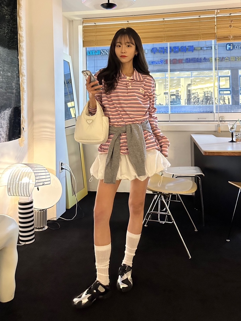 (W) Puma Mostro Power & Grace Puma Black Matte Silver, Prada Soft Padded Re-Nylon Mini Bag White 착용 스타일 - 2